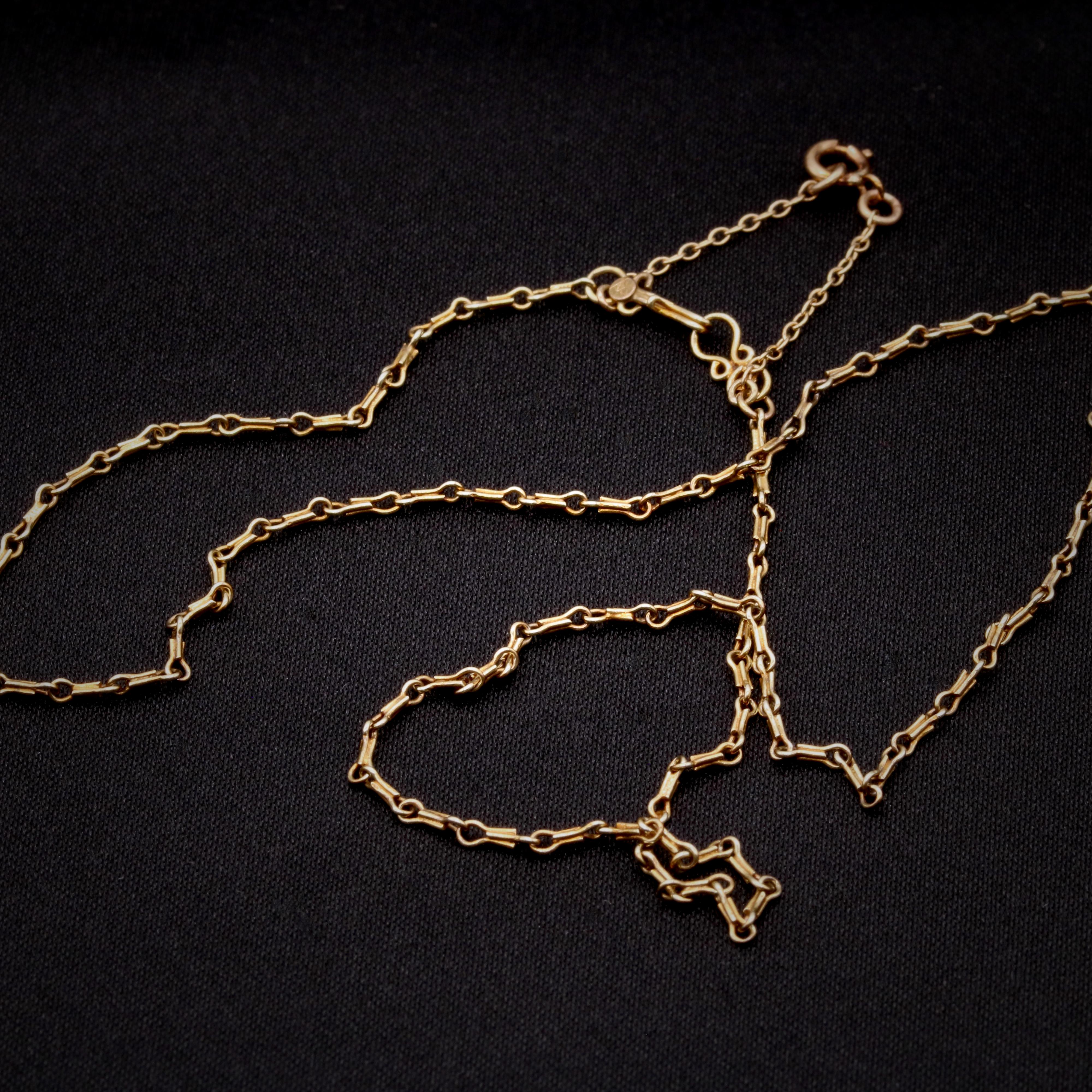 Chaîne ancienne en or jaune, composée de maillons fantaisie et d'une chaîne de sécurité, en or jaune 14 carats et en or jaune 9 carats. 

Ce que je préfère dans cette chaîne à maillons fantaisie en or jaune 14K antique, ce sont les maillons