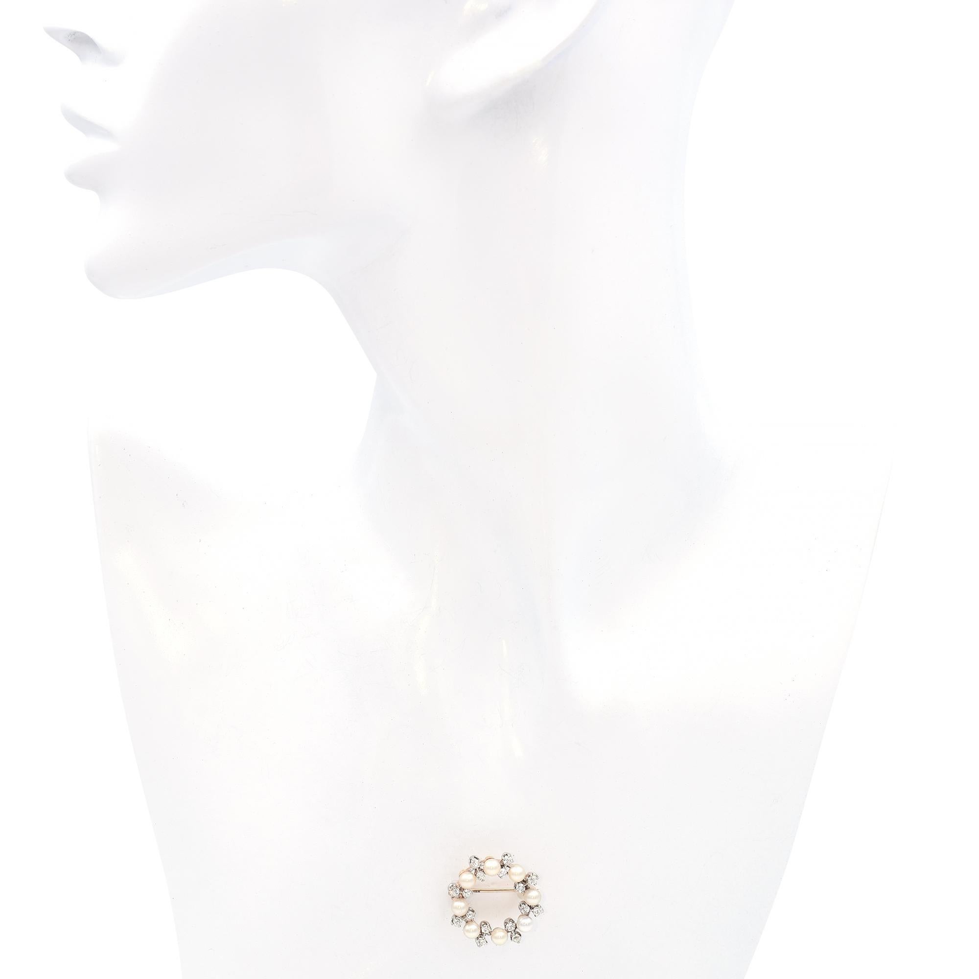 Taglio rotondo Spilla antica in oro giallo 14k e platino con perla e diamante in vendita