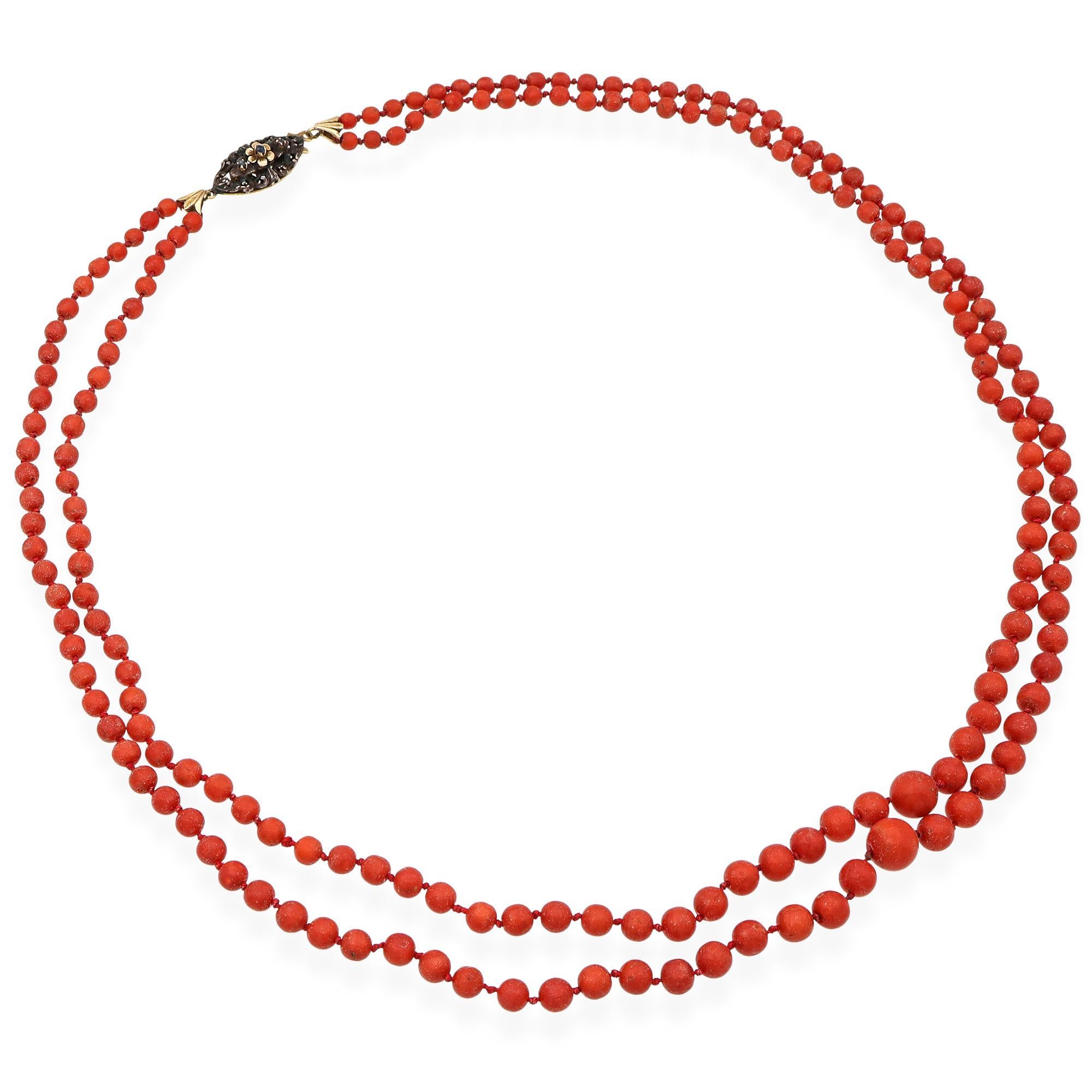 Donna Collana antica a doppio filo in oro giallo 14k e argento con corallo rosso in vendita