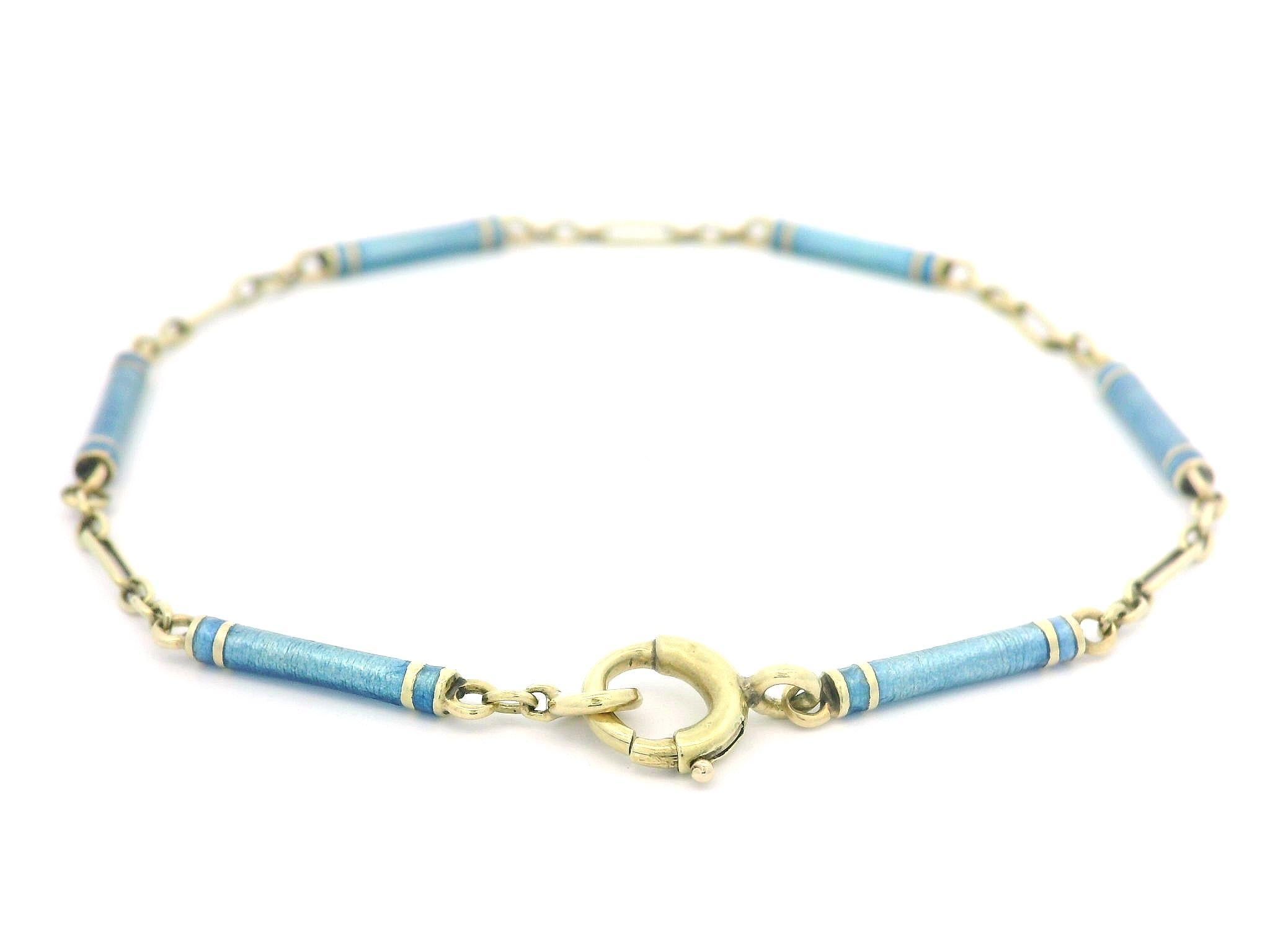 MATERIAL : Or jaune 14k avec émail bleu
Poids : 3,55 grammes
Type de chaîne : Chaîne à sections alternées et maillon à barres
Longueur de la chaîne : Mesure 7 pouces sur une règle - S'adapte confortablement à un poignet de 6,5 pouces (ajusté sur un