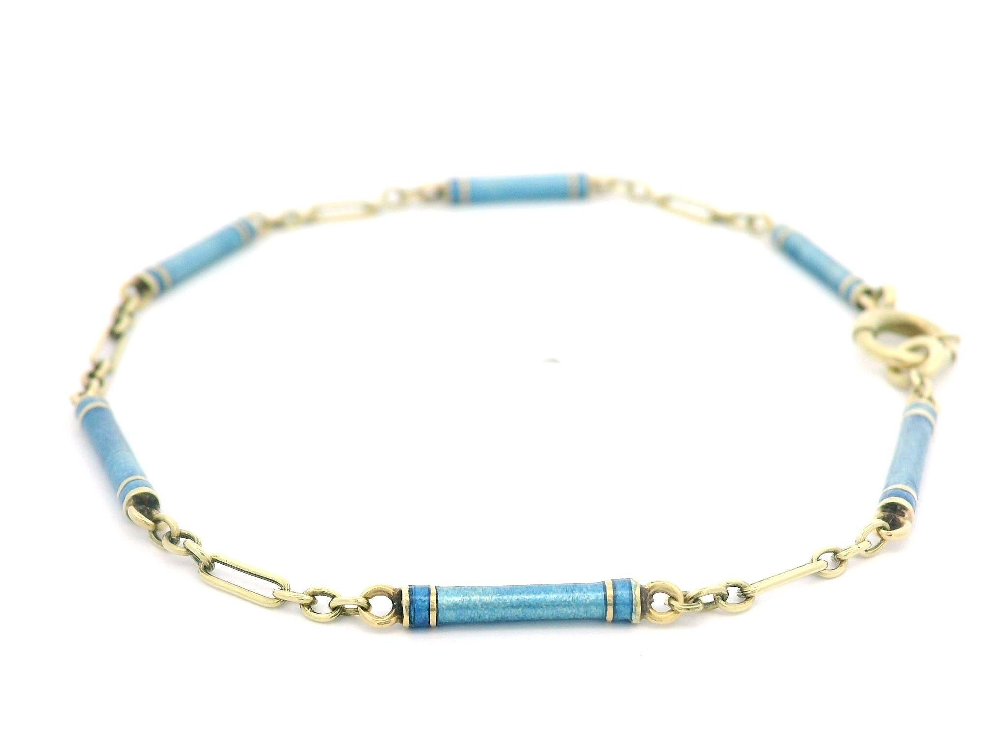 Bracelet breloque ancien en or jaune 14 carats et émail bleu enveloppé Excellent état - En vente à Montclair, NJ
