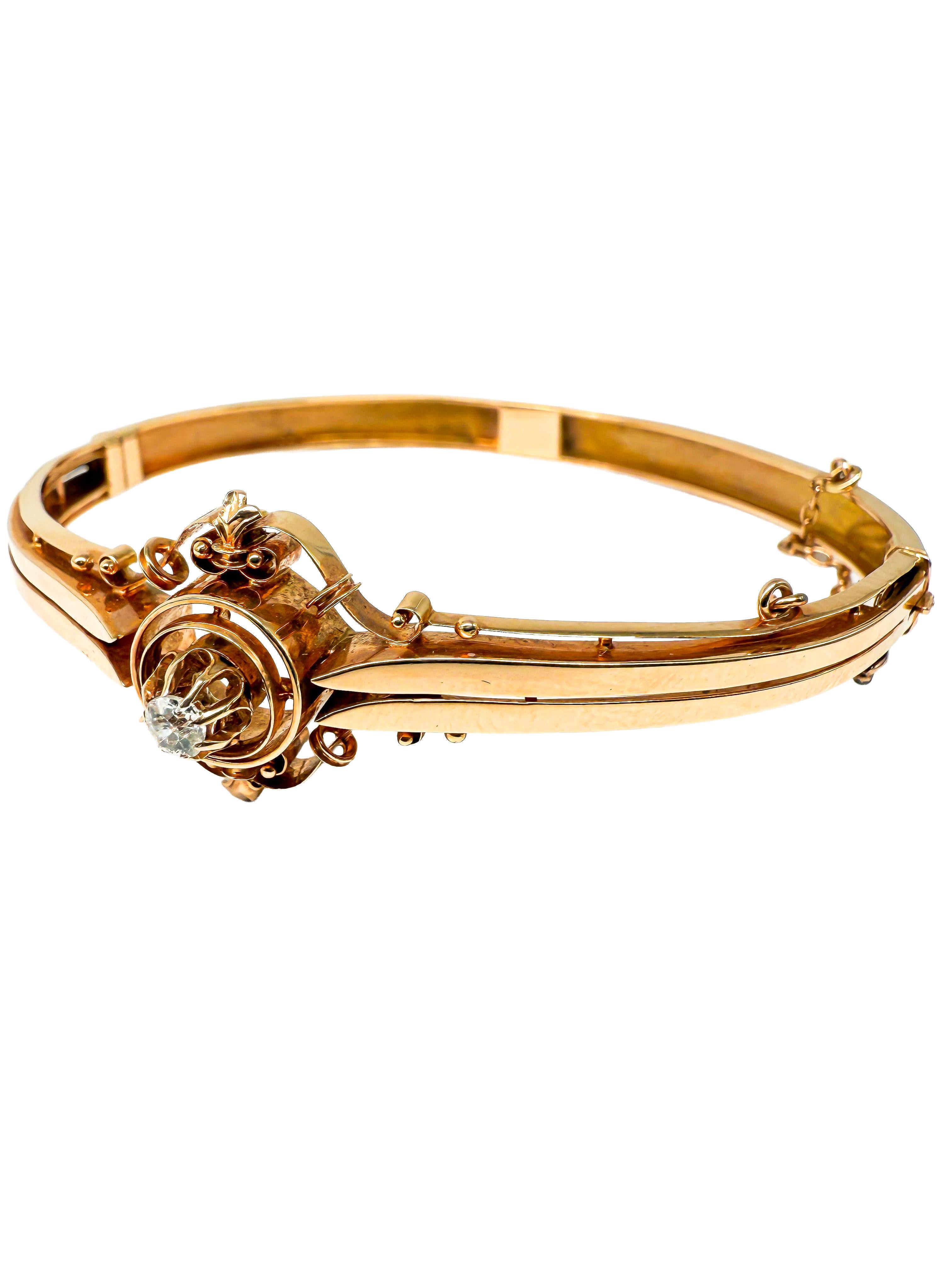 Ce bracelet exceptionnel date d'environ 1890-1905 et allie magistralement l'élégance complexe de la fin de l'ère victorienne aux motifs organiques de l'Art nouveau naissant. Fabriquée en or jaune 14 carats de haute qualité, cette pièce représente à