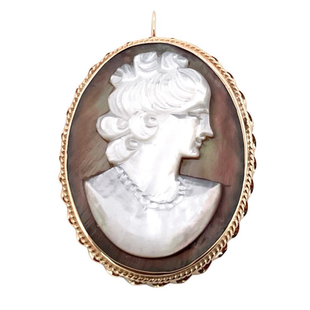 Antique 14K Yellow Gold Carved Mother of Pearl Cameo Brooch Pendant In Good Condition For Sale In New York, NY