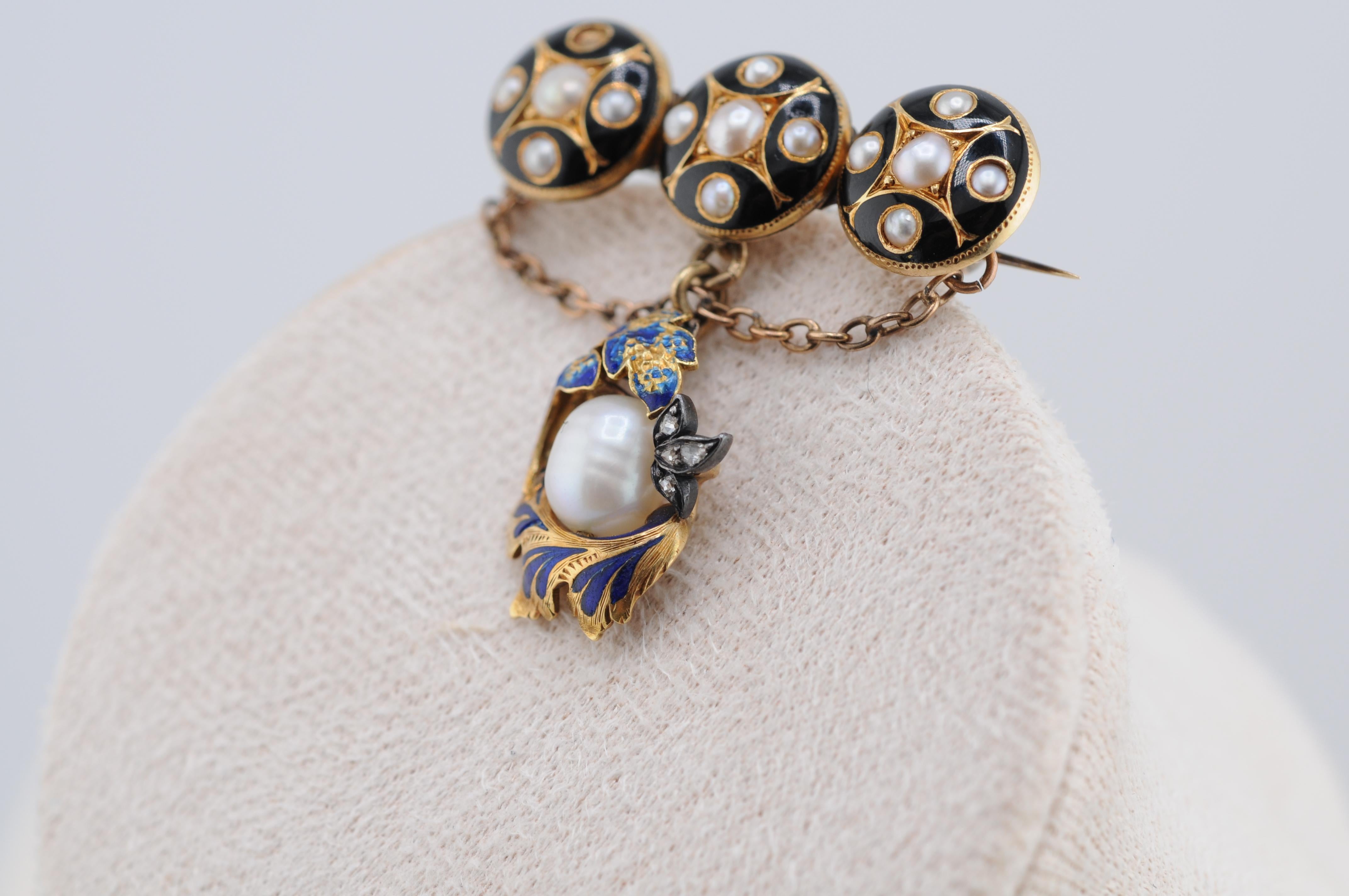 Antique 14K Yellow Gold Enamel Brooch with Natural Pearl, circa 1890 In Good Condition For Sale In Berlin, BE