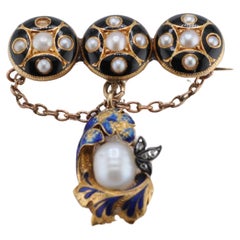 Antica spilla in oro giallo 14K con smalto e perle naturali, circa 1890