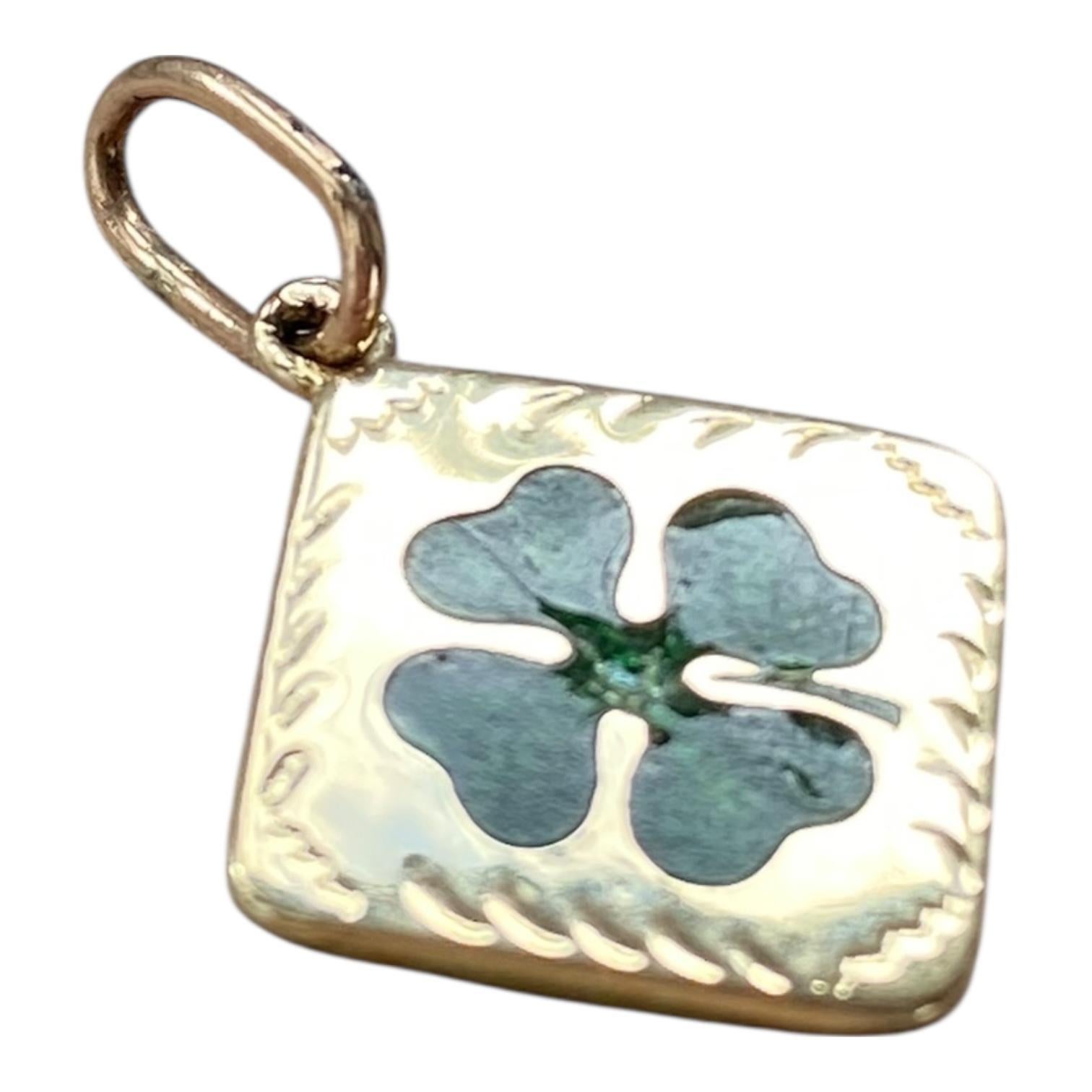 Antiker vierblättriger Kleeblattanhänger aus 14-karätigem Gelbgold mit rautenförmigem Design, handgravierten Rändern und grünen Emaille-Details. 
Condit ist sehr gut mit einigen kleinen Emaille Unvollkommenheit. Die Rückseite ist von Hand mit den
