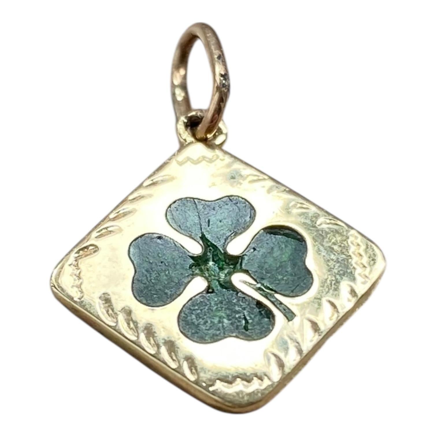 Antike 14K Gelbgold Emaille vierblättrige Kleeblatt Charm Anhänger (Art nouveau) im Angebot