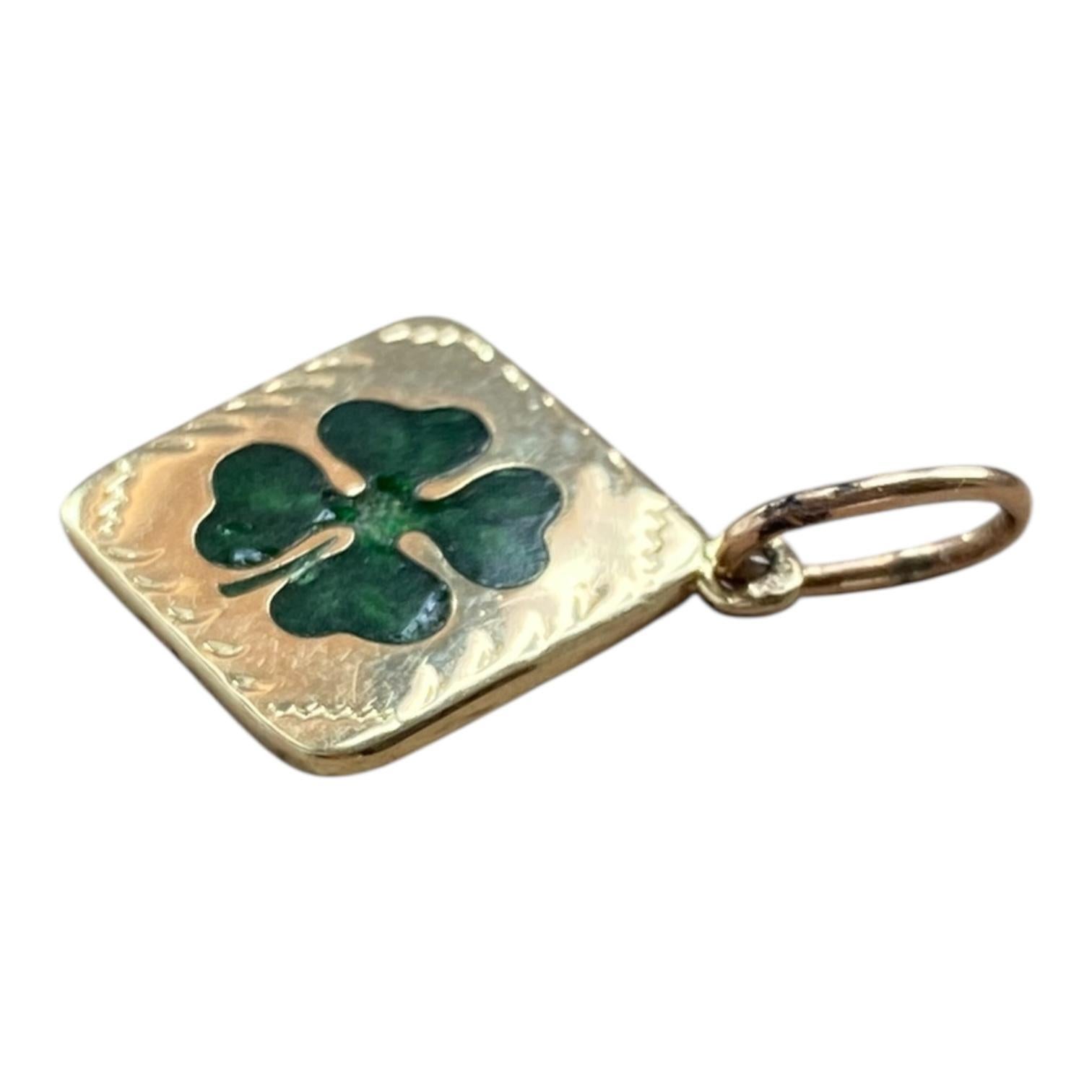 Antike 14K Gelbgold Emaille vierblättrige Kleeblatt Charm Anhänger im Zustand „Gut“ im Angebot in Henderson, NV