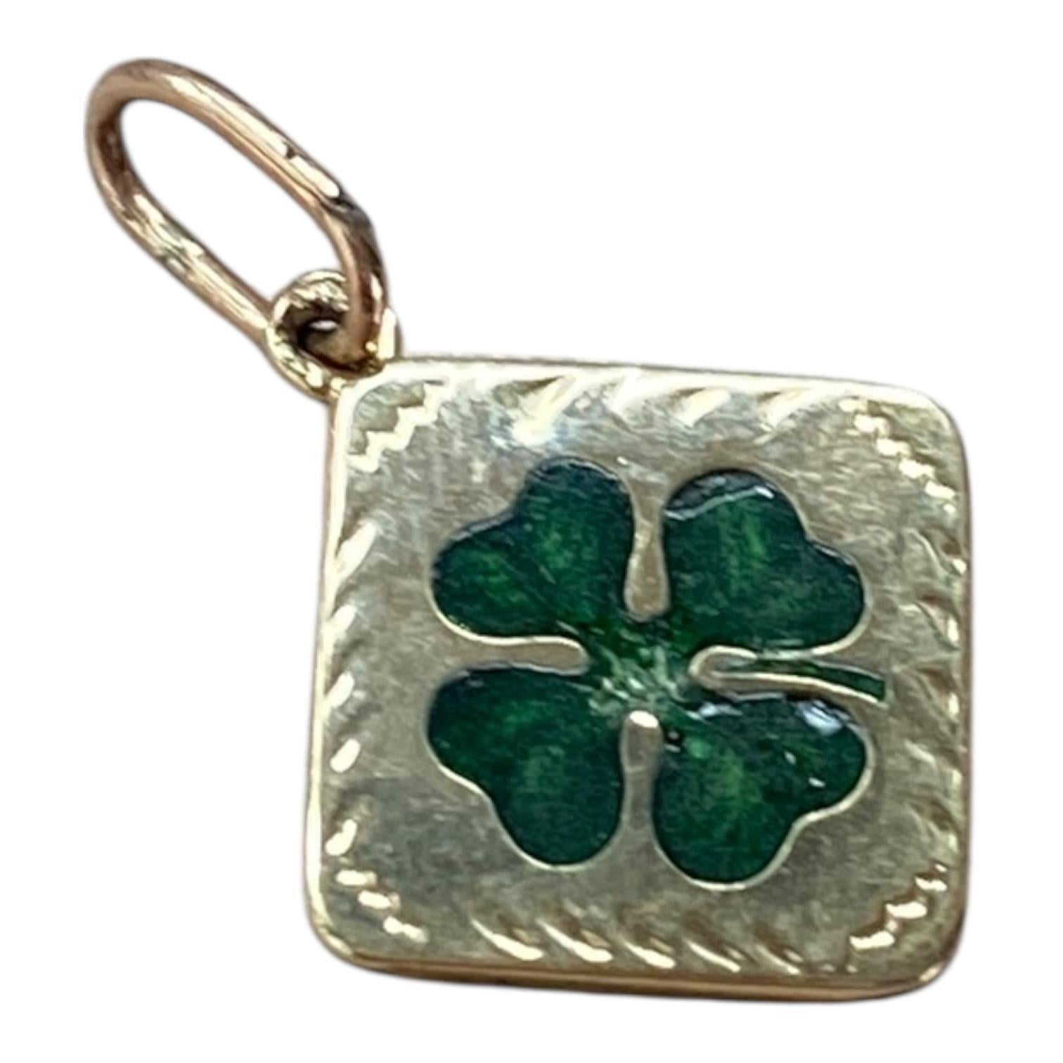 Antike 14K Gelbgold Emaille vierblättrige Kleeblatt Charm Anhänger im Angebot 1