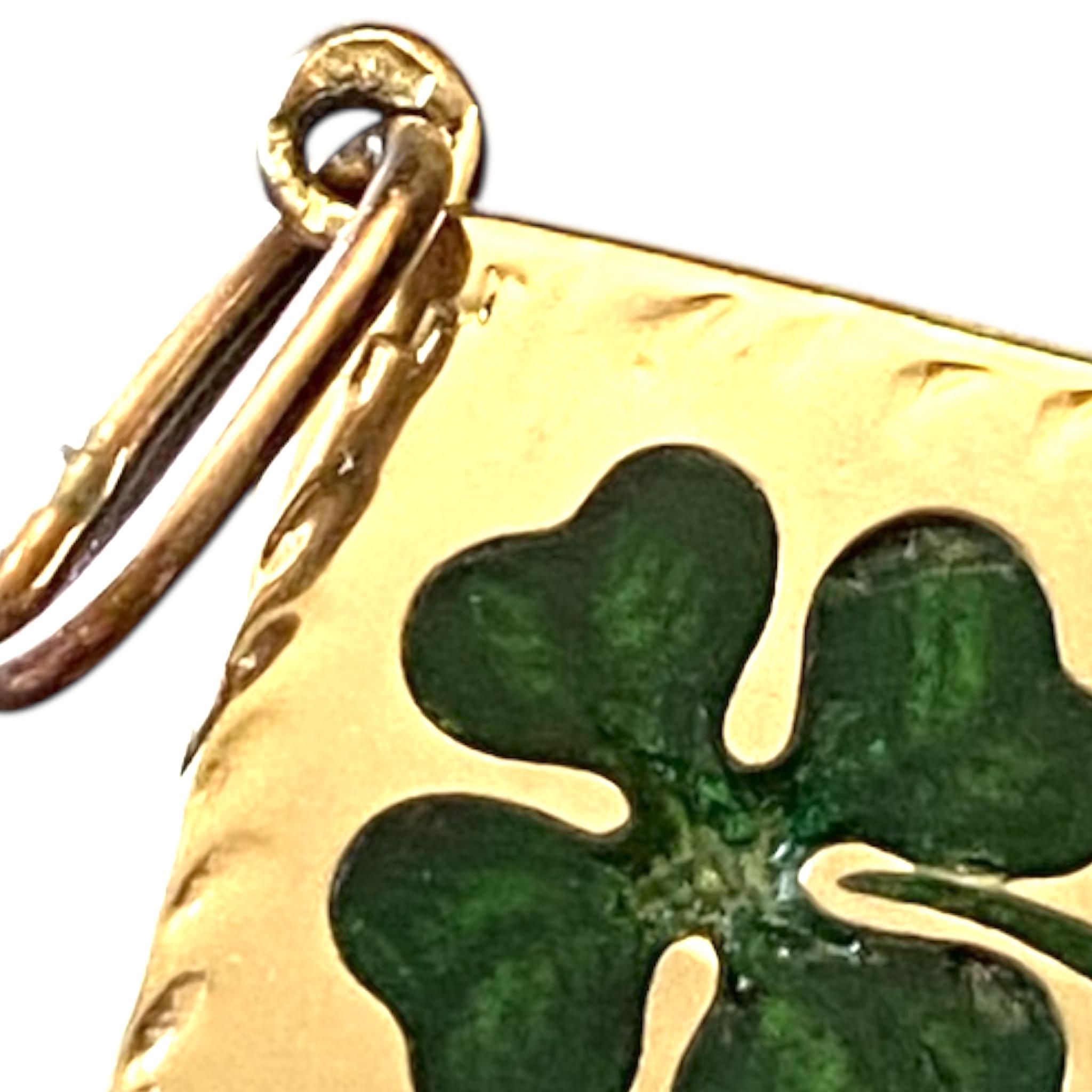 Antike 14K Gelbgold Emaille vierblättrige Kleeblatt Charm Anhänger im Angebot 3