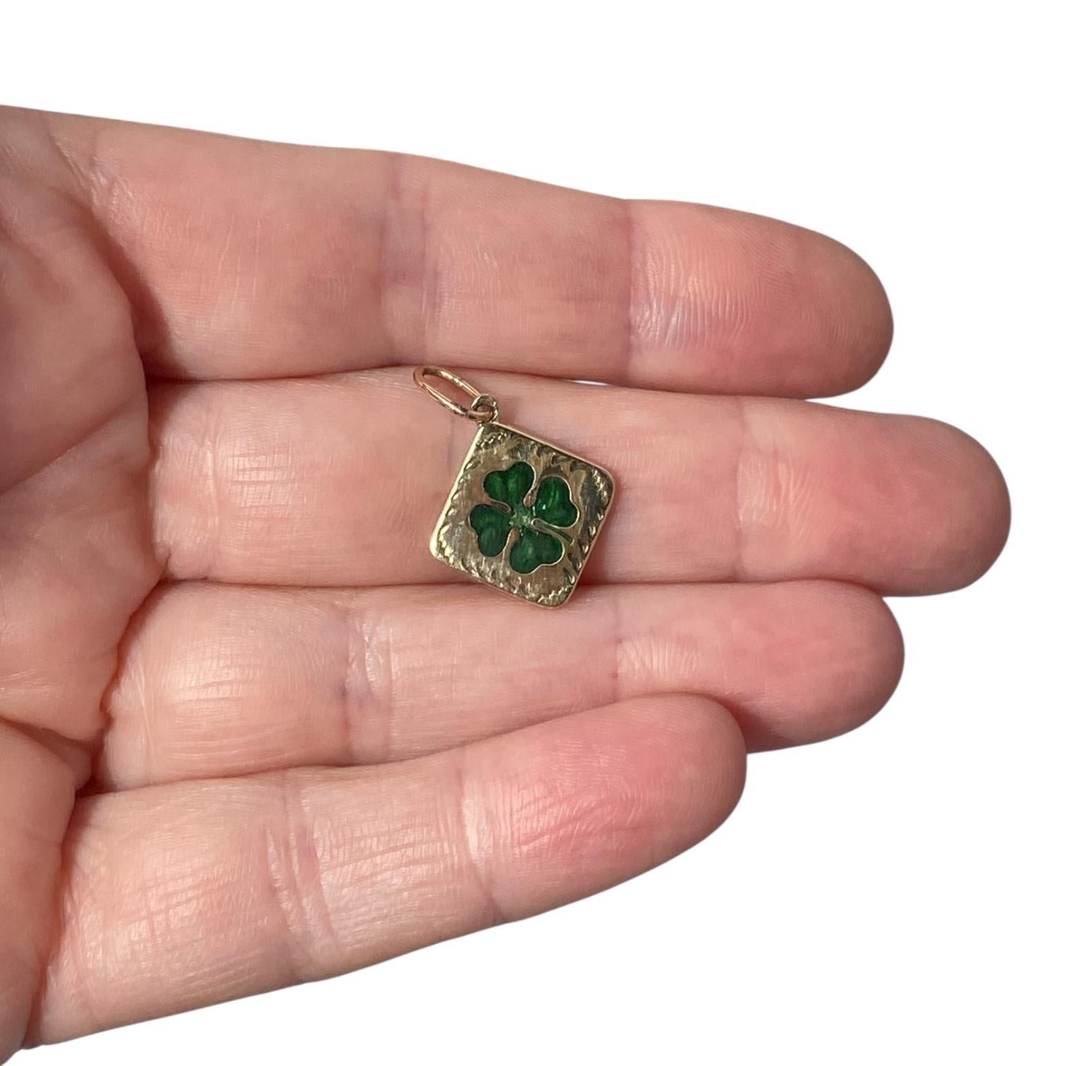 Antike 14K Gelbgold Emaille vierblättrige Kleeblatt Charm Anhänger im Angebot 4