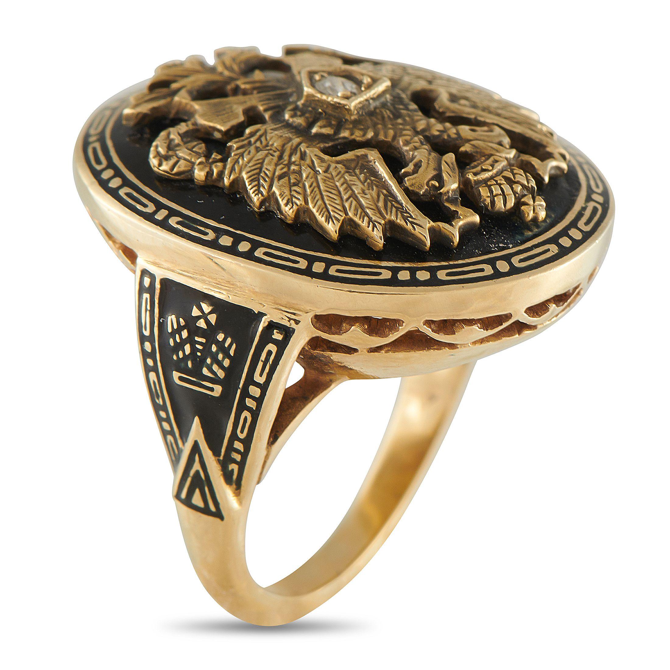 Cette bague russe ancienne, d'une facture impeccable, séduit d'emblée. En haut du dessin, vous trouverez l'emblématique aigle bicéphale.  un symbole figurant sur les armoiries impériales russes. Les accents d'émail ajoutent de la profondeur et de la