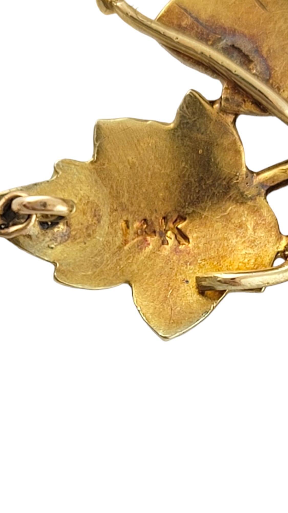 Antike 14K Gelbgold emaillierte Blatt-Diamant-Halskette mit blauem Granat #16978 im Zustand „Gut“ im Angebot in Washington Depot, CT