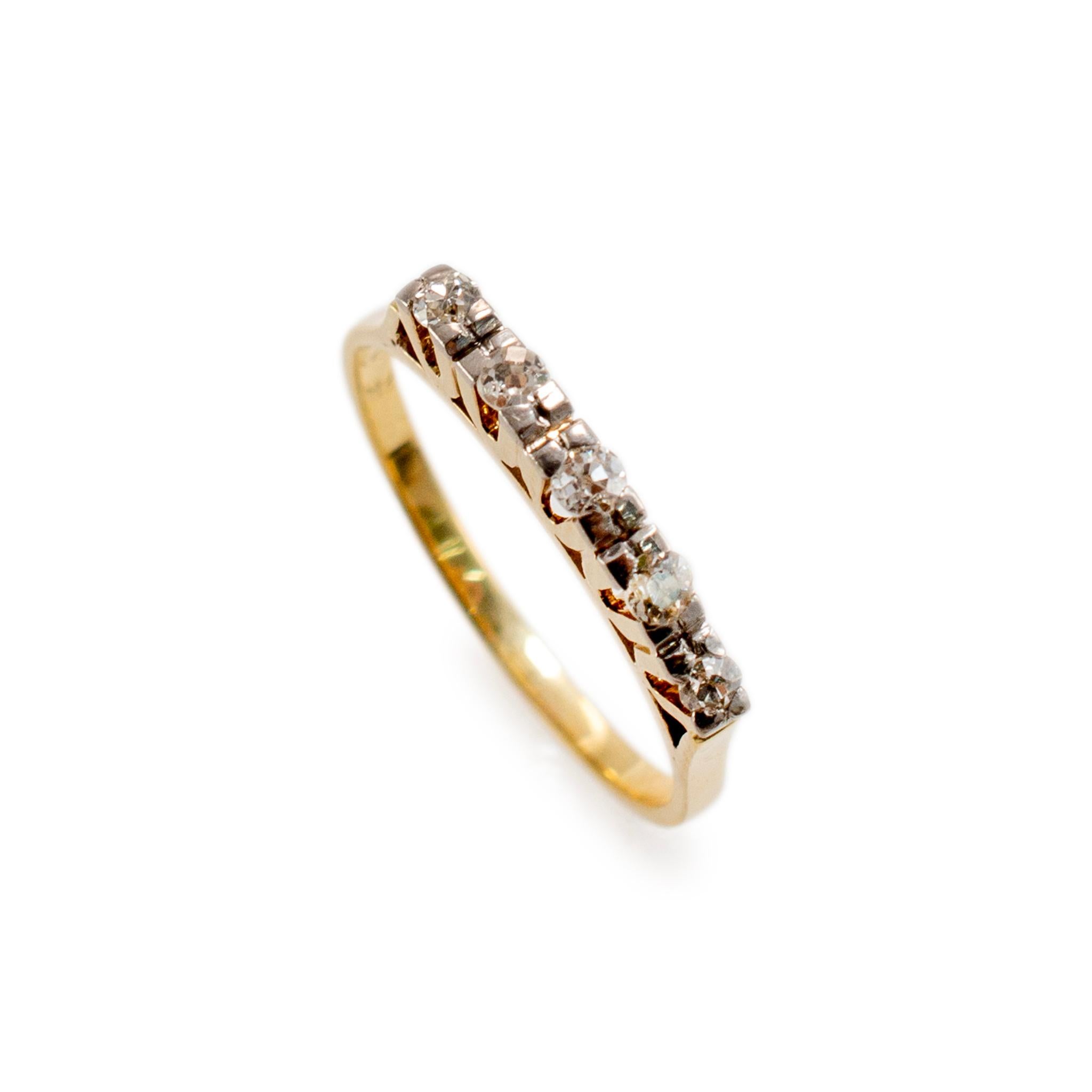 Genre : Mesdames

Type de métal : Or jaune 14K

Taille de l'anneau : 6.5

Largeur : 2.00 mm

Poids : 2.10 grammes

Une alliance ancienne en or jaune 14K à cinq diamants croisés avec une tige demi-ronde. Le métal a été testé et il a été déterminé