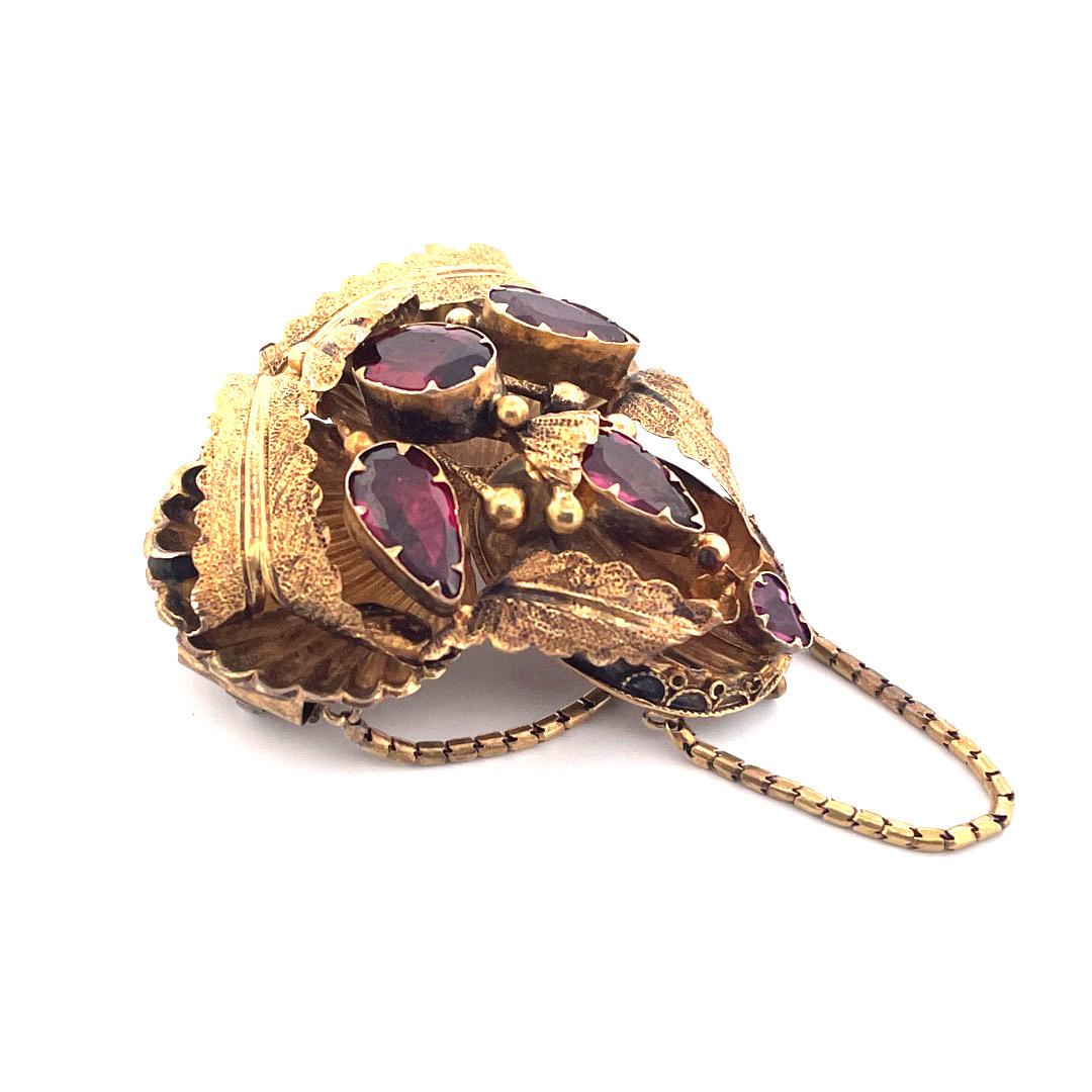 Antique 14k Yellow Gold Georgian Leaves Brooch with Garnet 

Elevate your style with this breathtaking antique Georgian brooch crafted in 14k yellow gold. The brooch features a stunning design of intricately detailed leaves. Adorning the piece are