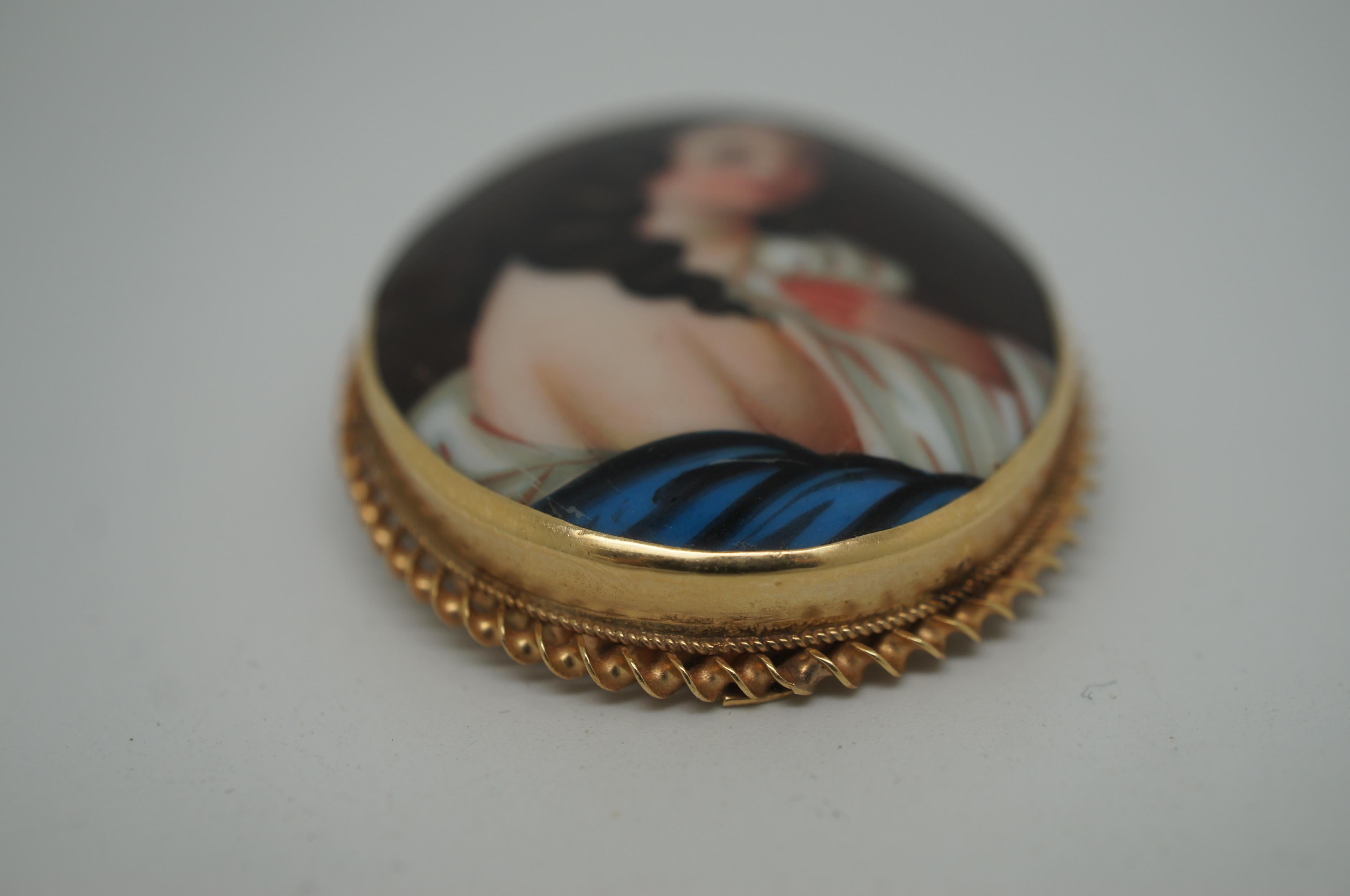 14-Karat Yellow Gold Hand Painted Porcelain Cameo Portrait Brooch Pendant In Good Condition For Sale In Dayton, OH