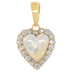 Pendentif ancien en or jaune 14 carats avec opale en forme de cœur et halo de diamants