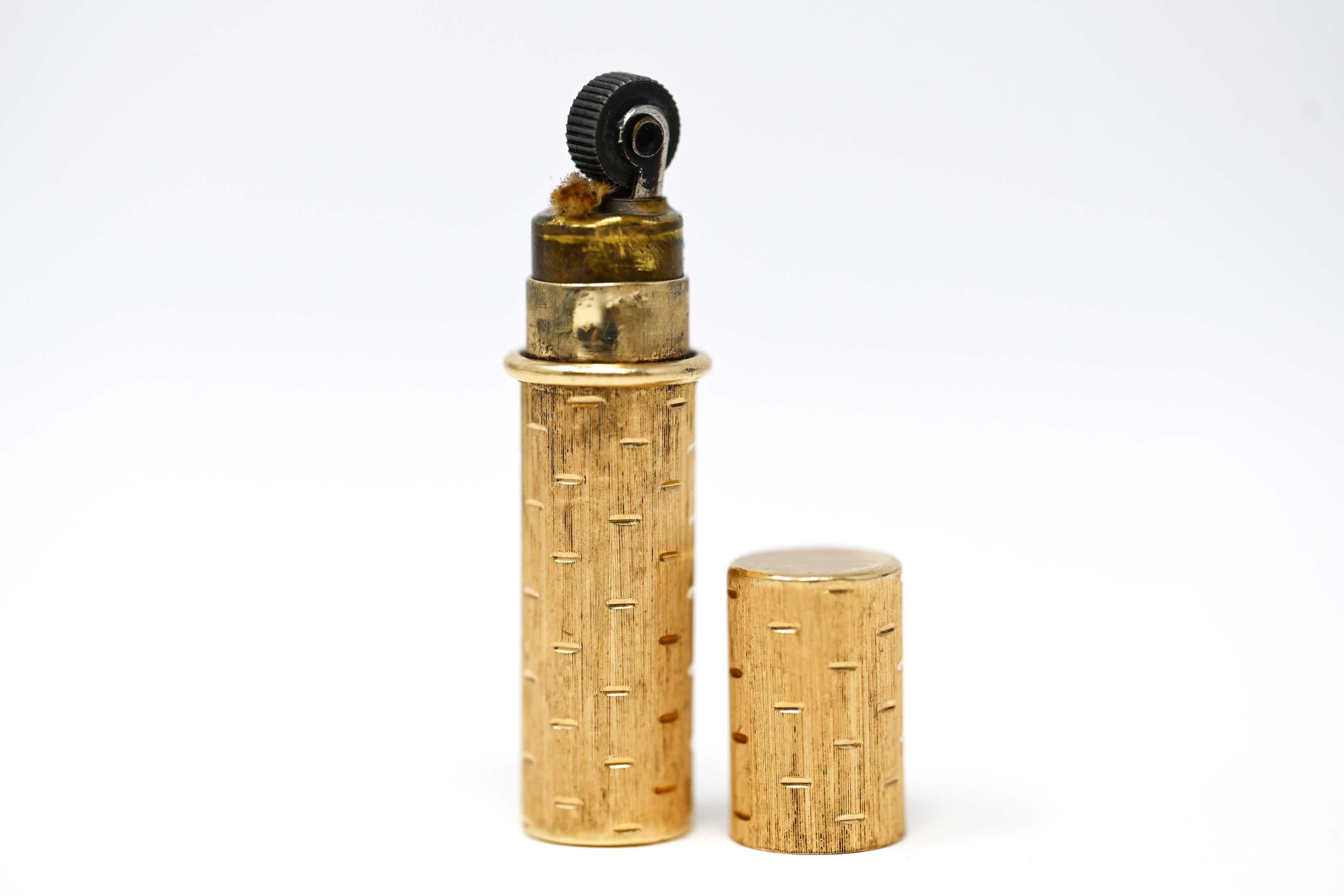 Antikes gebrauchtes Feuerzeug aus 14k Gelbgold, guter Zustand (Brennstoff fehlt), nicht eindeutig gekennzeichnet. Säuregetestet 14k. Maße: 50 mm x 11 mm im Durchmesser. In gutem Zustand.
