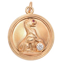Antiguo Relicario de Oro Amarillo de 14k León con una Esfera de Diamantes