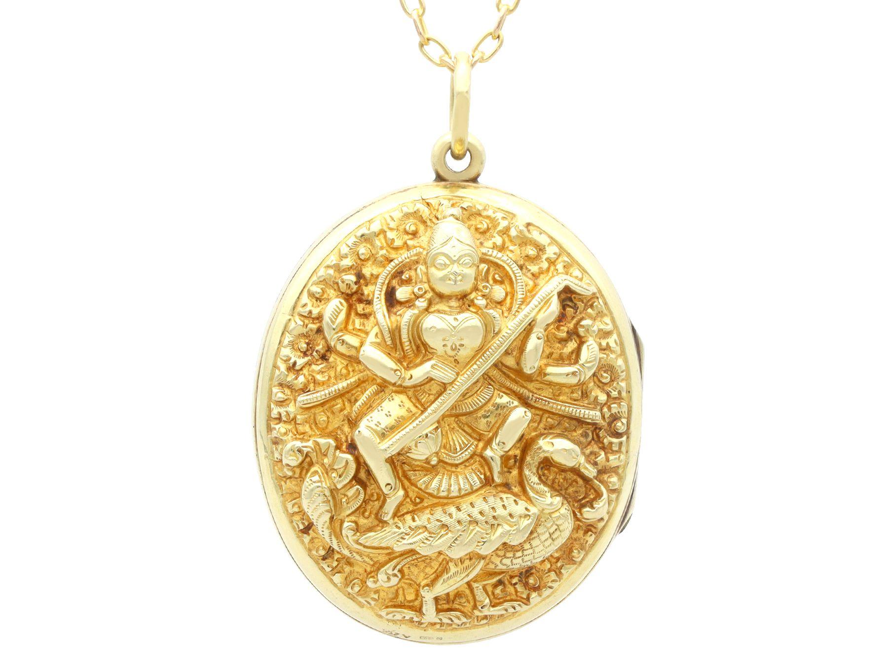 An exceptional, fine and impressive 14 karat yellow gold locket with a 17 karat yellow gold chain; part of our diverse antique jewellery and estate jewelry collections.

This exceptional, fine and impressive antique locket has been crafted in 14k