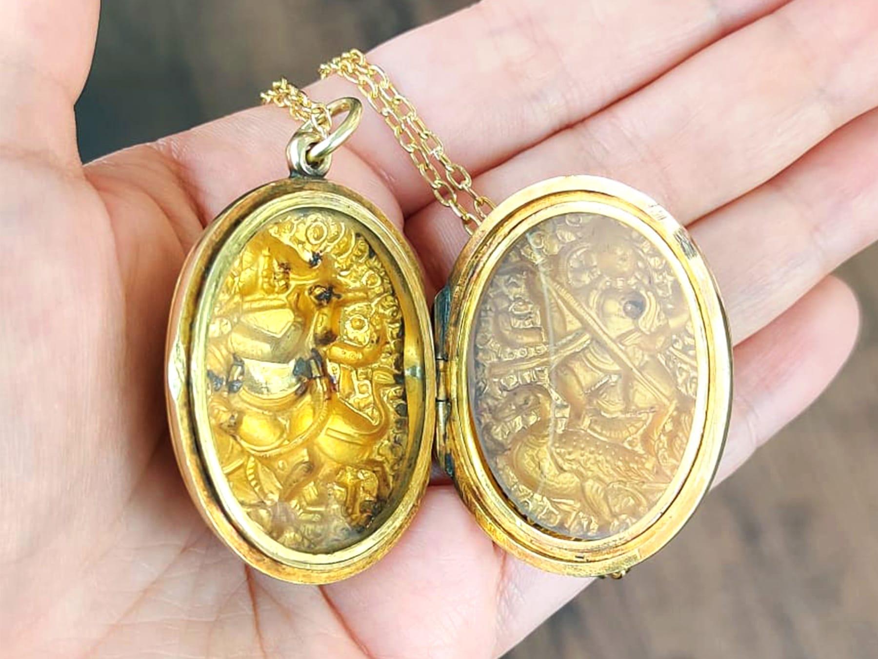 Pendentif médaillon ancien en or jaune 14 carats Unisexe en vente