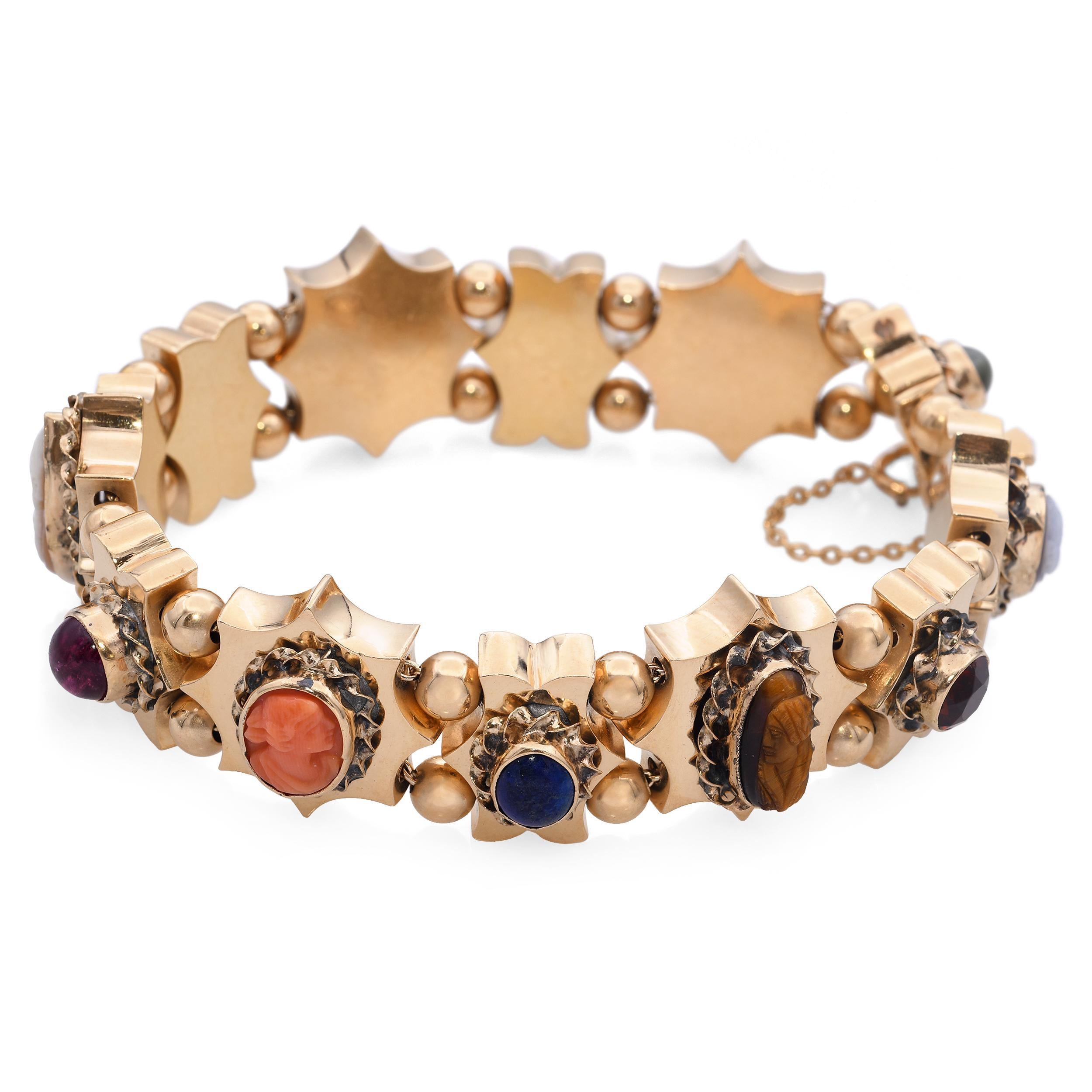 Esta pulsera de inspiración vintage está elaborada en rico oro amarillo de 14 quilates y presenta eslabones alternados de camafeos tallados y gemas engastadas en bisel, creando una armoniosa mezcla de elegancia clásica y color vibrante. La pulsera