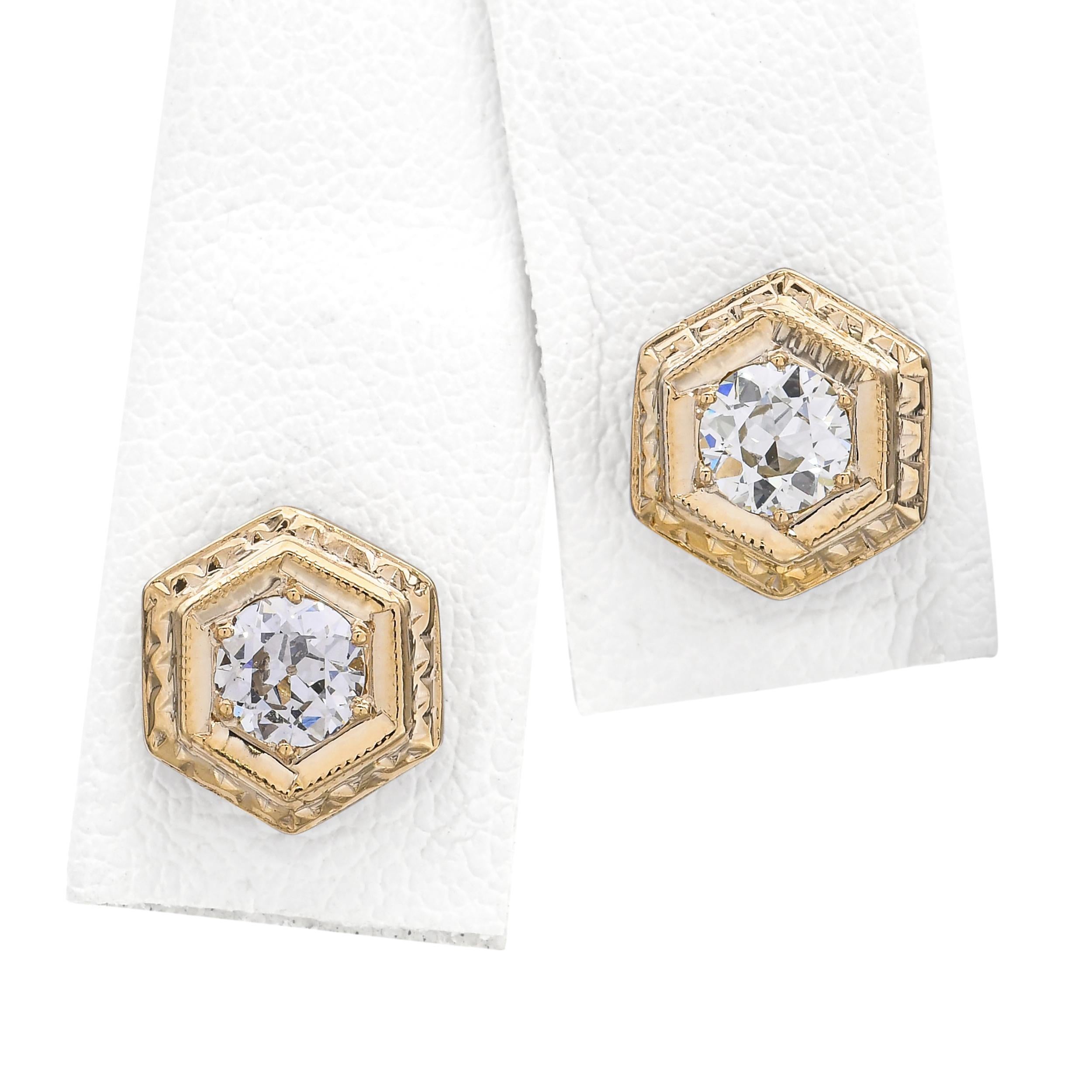 Ces élégantes boucles d'oreilles antiques sont fabriquées en or jaune 14k et comportent 0,52 carats de diamants naturels, offrant un bel équilibre d'éclat et de charme vintage. Les diamants sont solidement sertis dans des montures antiques