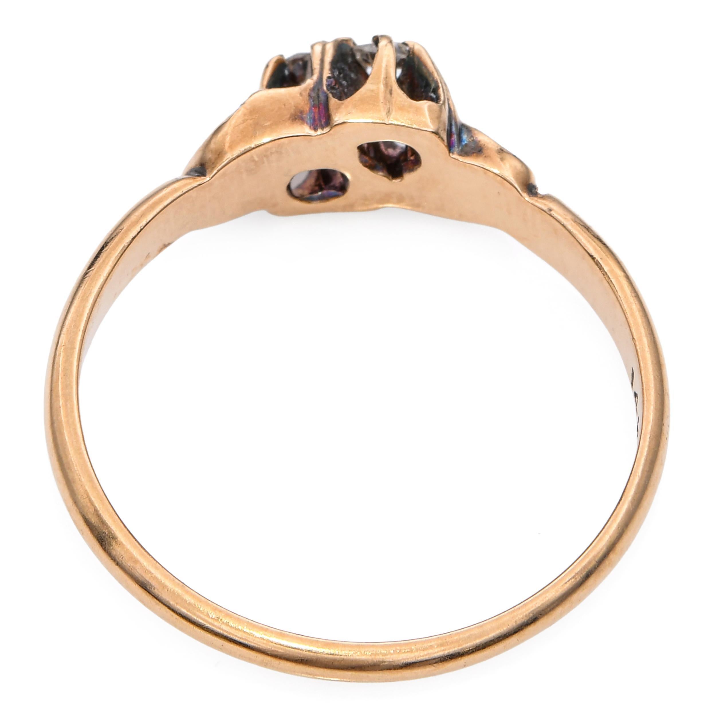 Bague ancienne en or jaune 14k à motif de tourbillon de diamants taillés à l'ancienne en vente 1