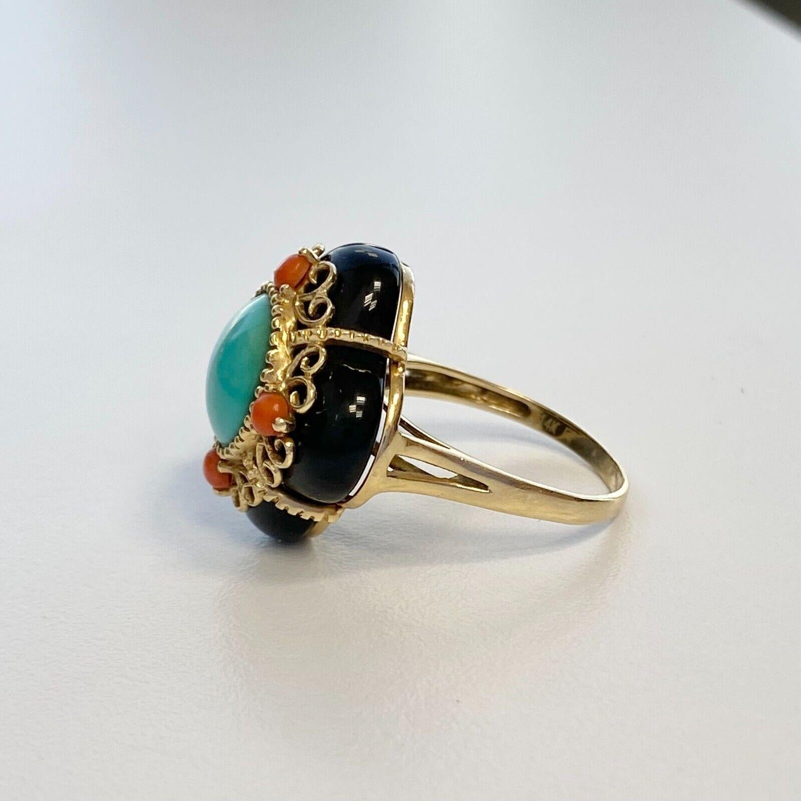 Antiker Ring aus 14 Karat Gelbgold mit Onyx, Koralle und Türkis im Zustand „Hervorragend“ in Los Angeles, CA