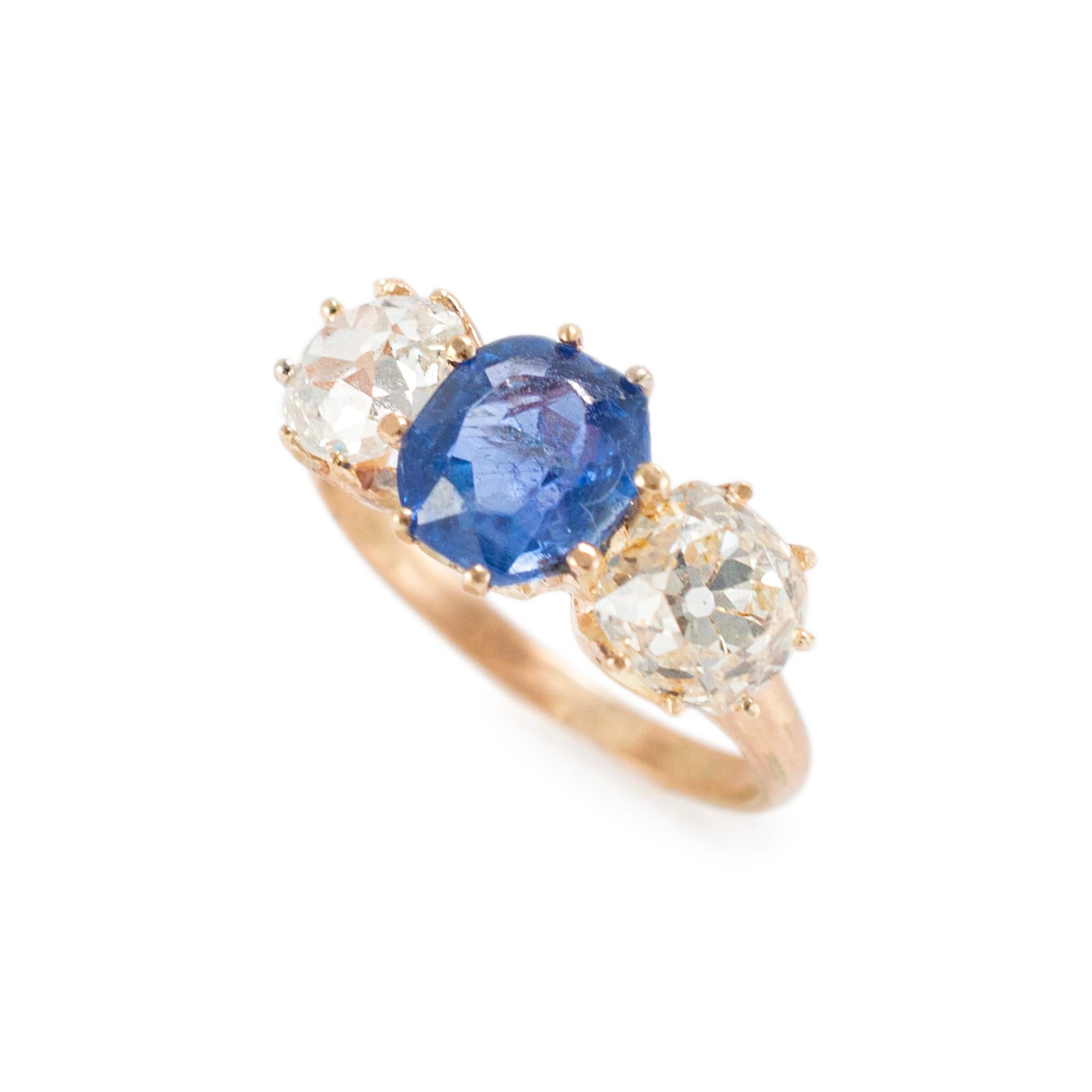 Tipo de metal: Oro amarillo de 14 quilates

Tamaño del anillo: 5

Peso total: 2.99 gramos

Cóctel antiguo de diamantes y zafiros, anillo de tres piedras con vástago semicircular. Se comprobó el metal y se determinó que era oro amarillo de 14