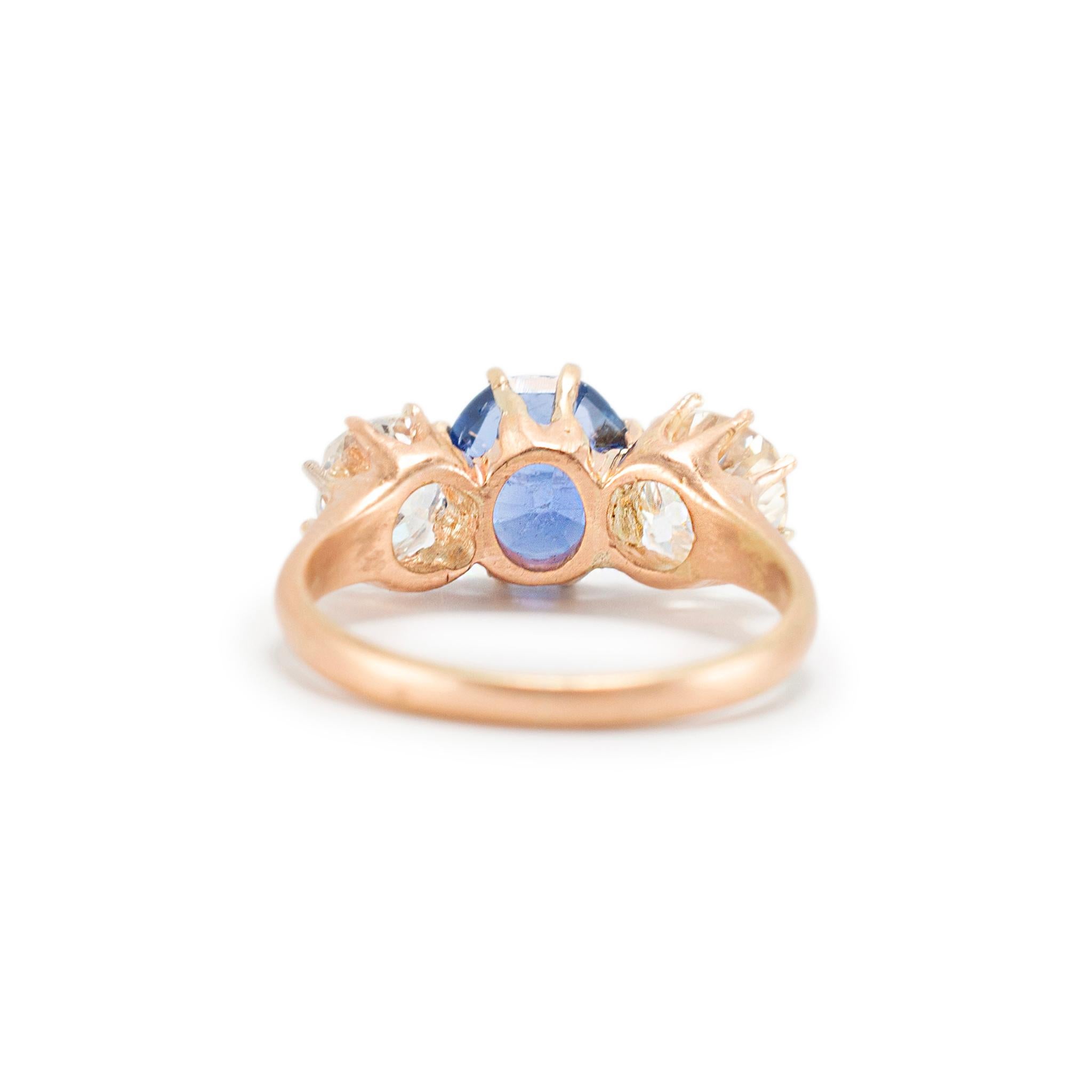 Femenino o masculino Anillo de cóctel antiguo de oro amarillo de 14 quilates con zafiro de Birmania ovalado y tres diamantes en venta
