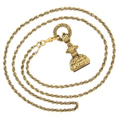 Antiker ovaler FOB-Anhänger mit Seilkette aus 14 Karat Gelbgold mit Karneol-Repousse-Arbeit, FOB