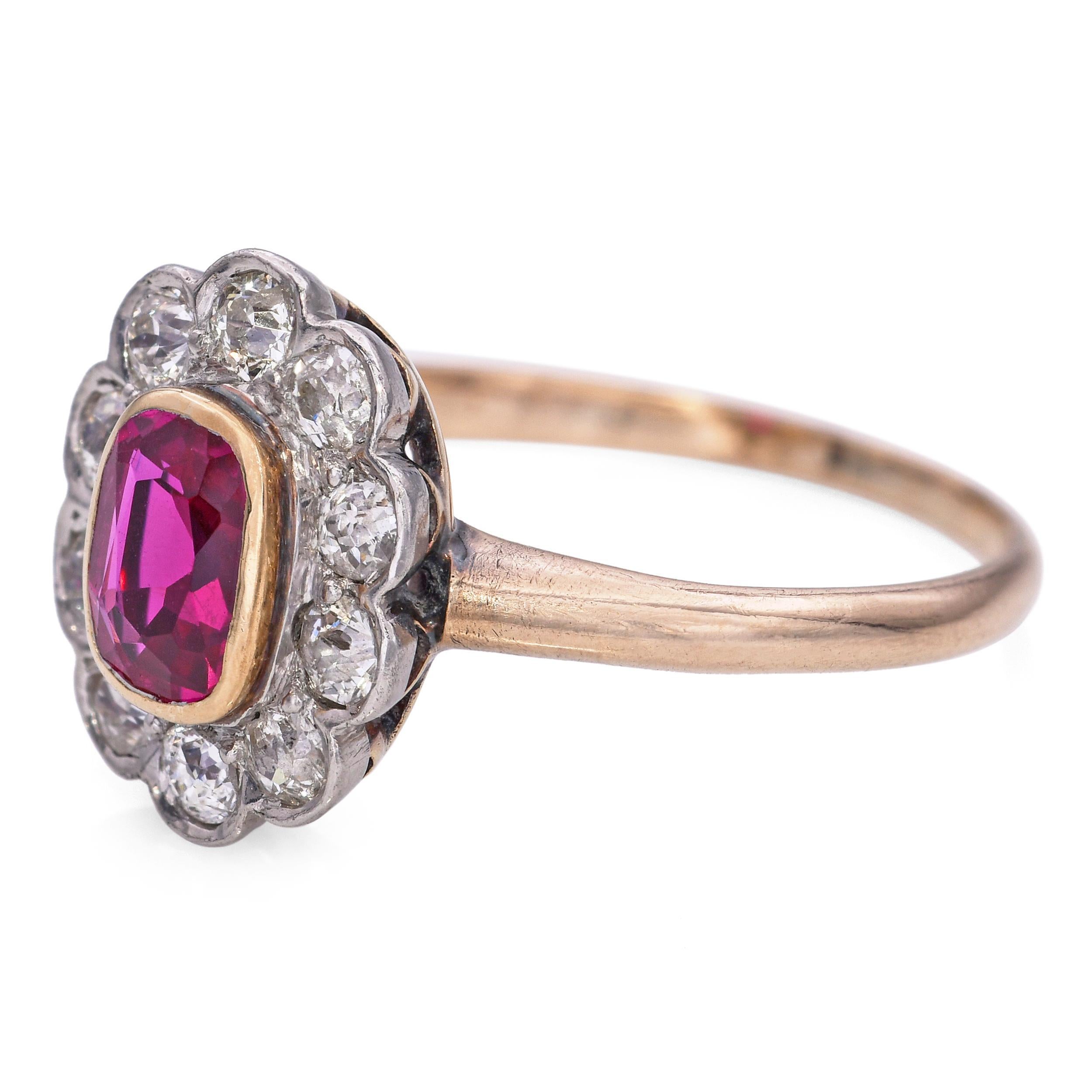 Anello antico in oro giallo 14k e platino 0,51ct con rubino e diamante a raggiera In condizioni buone in vendita a New York, NY