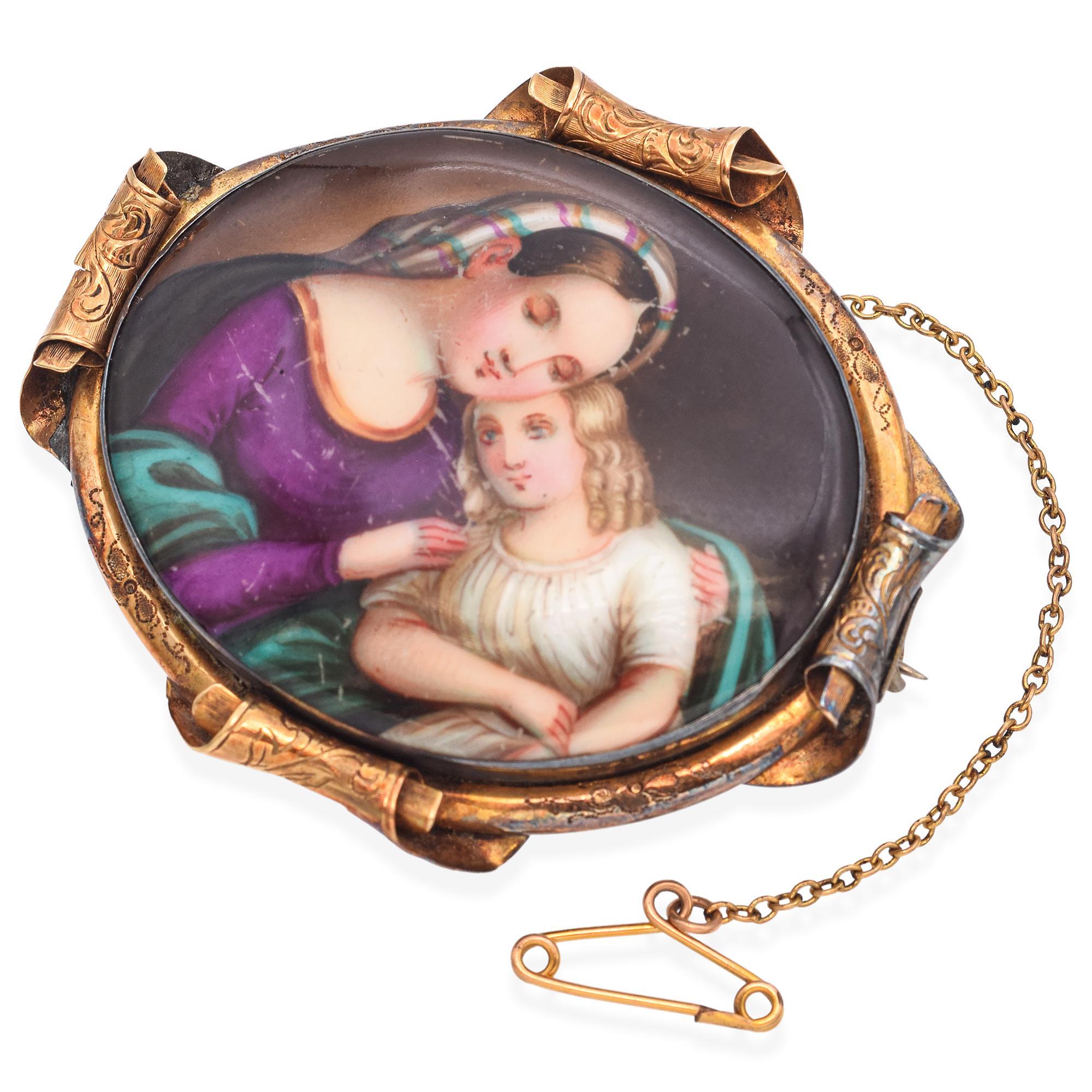 Este exquisito broche presenta un retrato pintado de la Virgen con el Niño finamente detallado. La obra de arte está enmarcada en un ornamentado engaste de oro amarillo de 14 quilates, con intrincados grabados que realzan su elegancia. Fabricado a