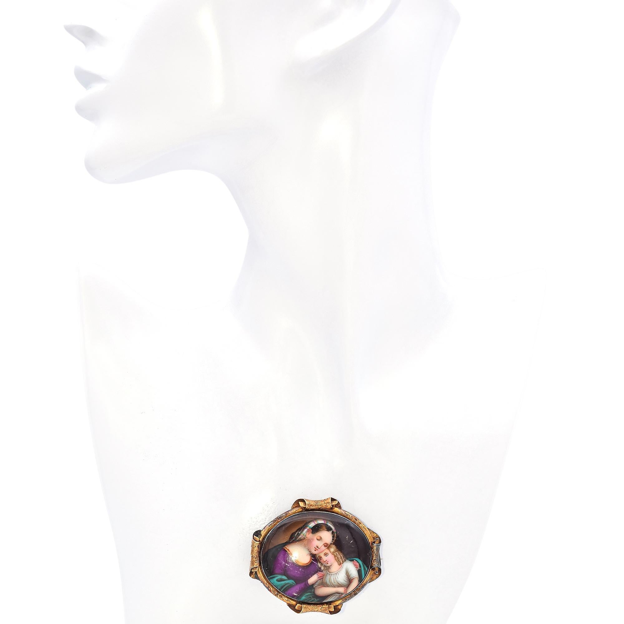 Broche antiguo de oro amarillo de 14 quilates de porcelana pintada a mano con retrato de Madonna & Child en venta 2