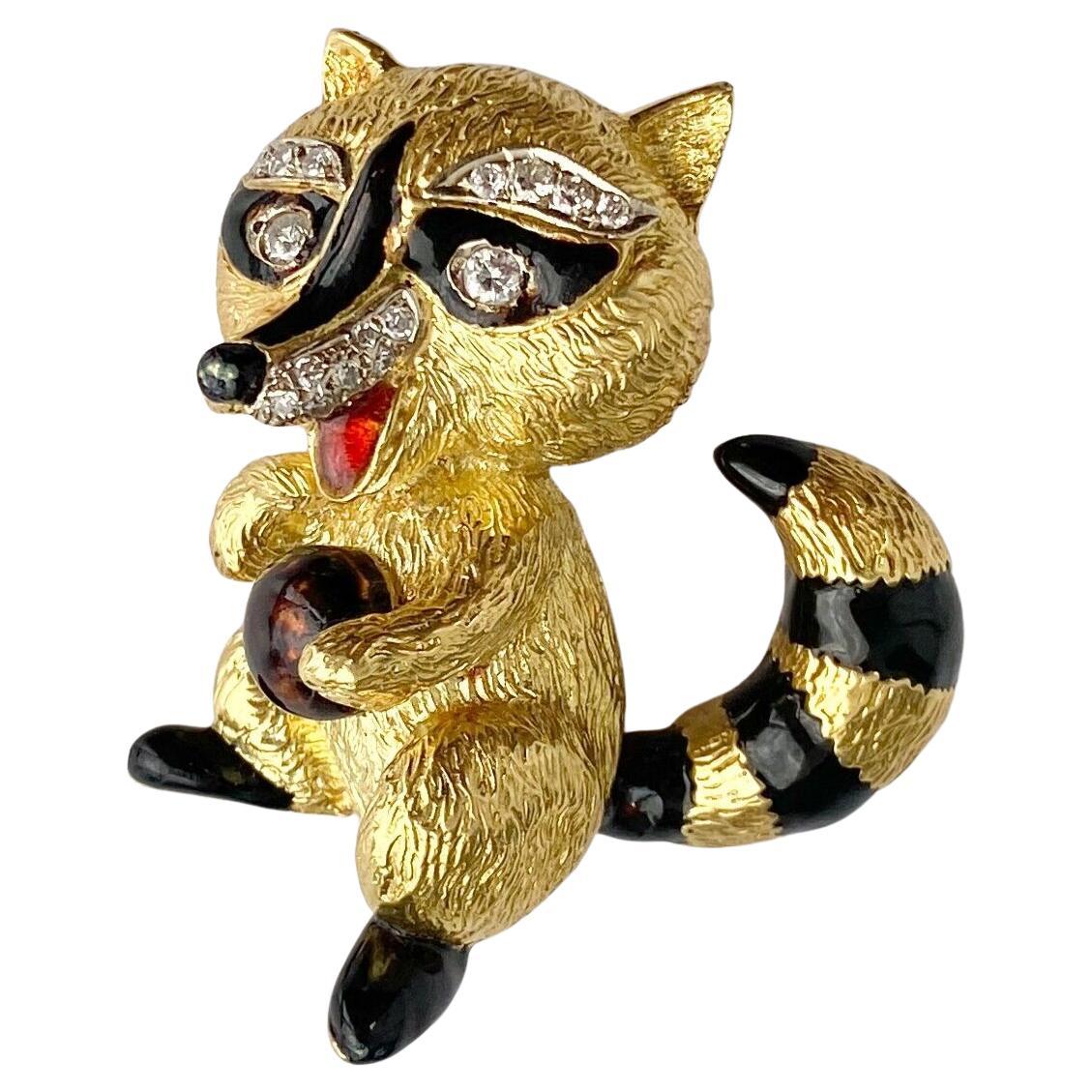 Broche pendentif ancienne en or jaune 14 carats avec diamant "Raccoon" et émail en vente
