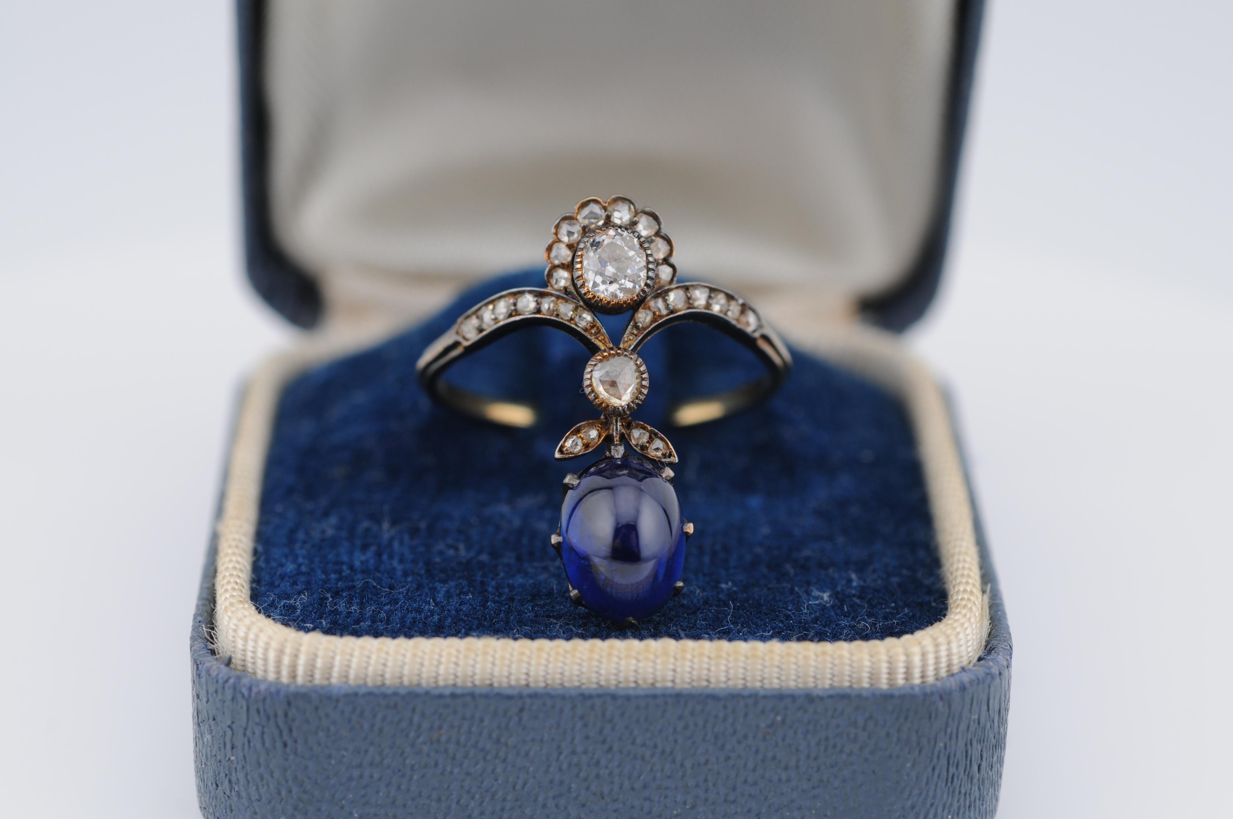 Bague ancienne en or jaune 14k avec saphir et diamant taille ancienne

Pierre principale : Saphir, taille cabochon

Couleur : Bleu royal

Carat : ~2 ct

Origine : Madagascar (non traité)

Diamant : Taille ancienne, ~0,50 ct


Cette exquise bague