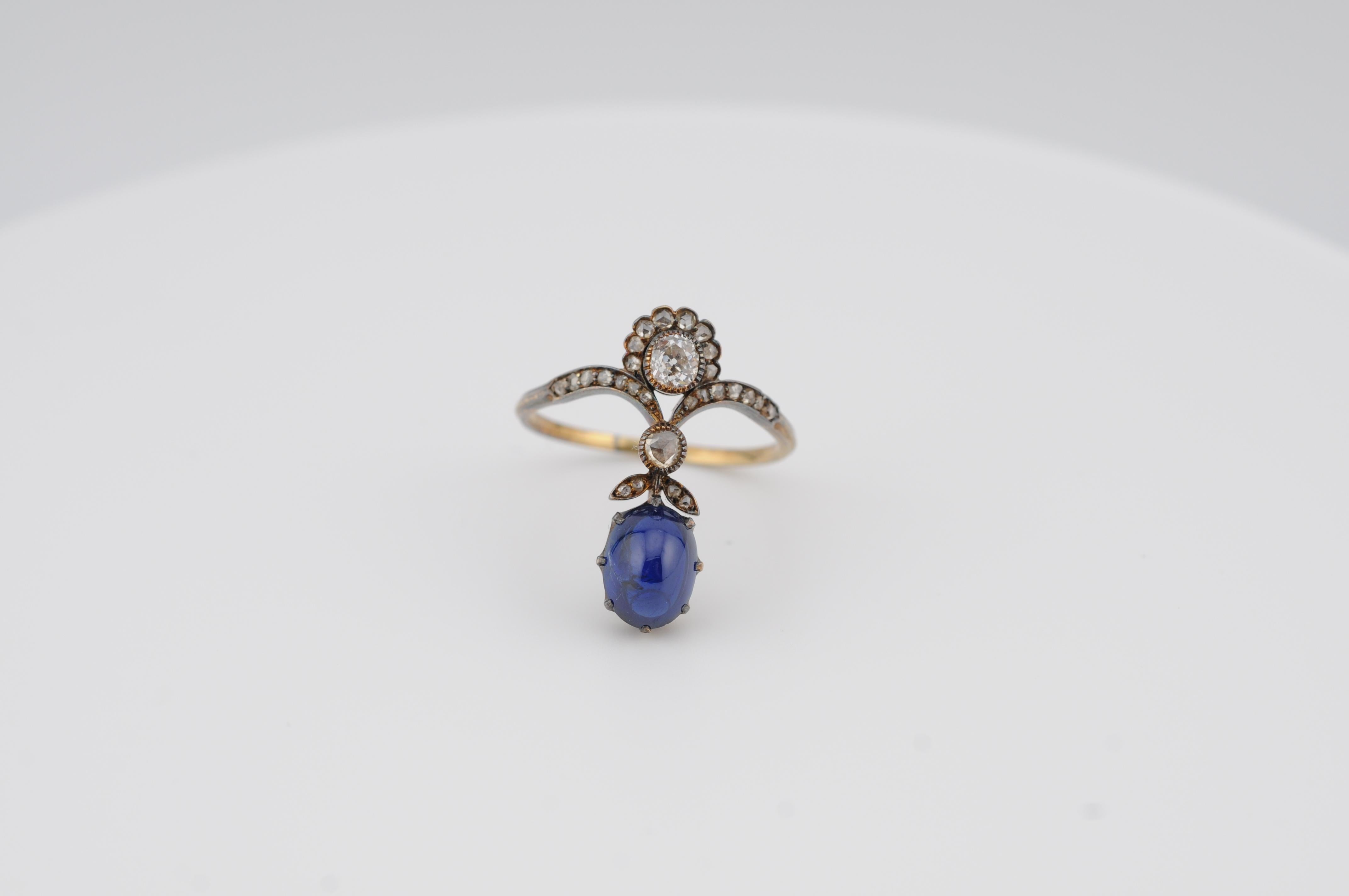 Taille cabochon Bague ancienne en or jaune 14 carats avec saphir bleu roi en vente