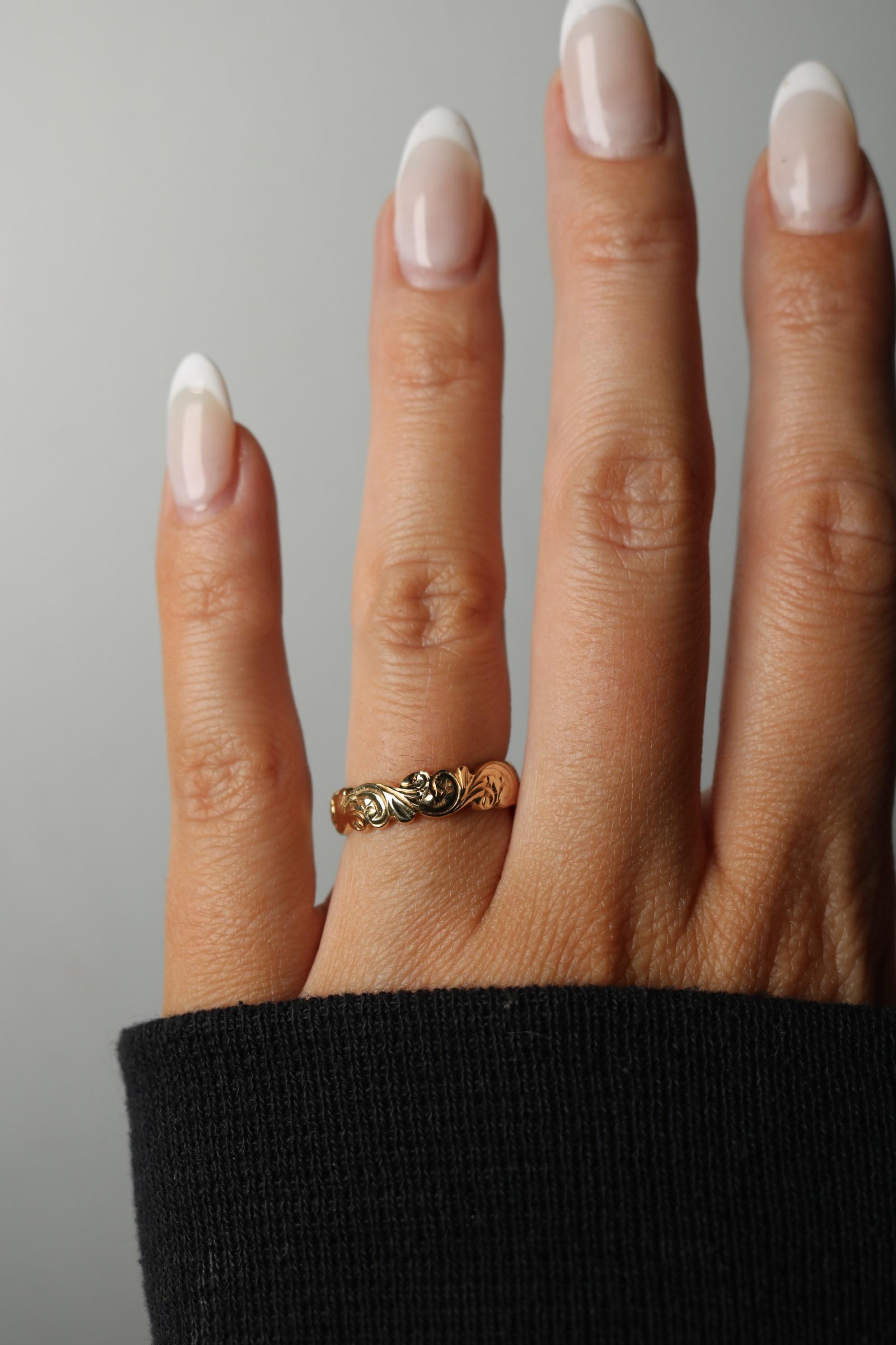Antike 14k Gelbgold Scroll Arbeit graviert Band Ring Größe 6,25 (Viktorianisch) im Angebot