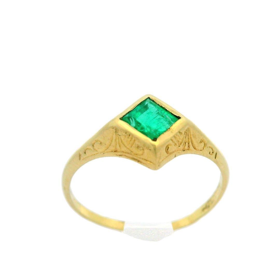 Antique 14k Yellow Gold Square Step Cut Emerald Hand Engraved Ring Size 4.5 In Excellent Condition For Sale In Montclair, NJ