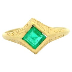 Anillo Antiguo de Oro Amarillo de 14k Grabado a Mano con Esmeralda Cuadrada de Corte Escalonado Talla 4.5