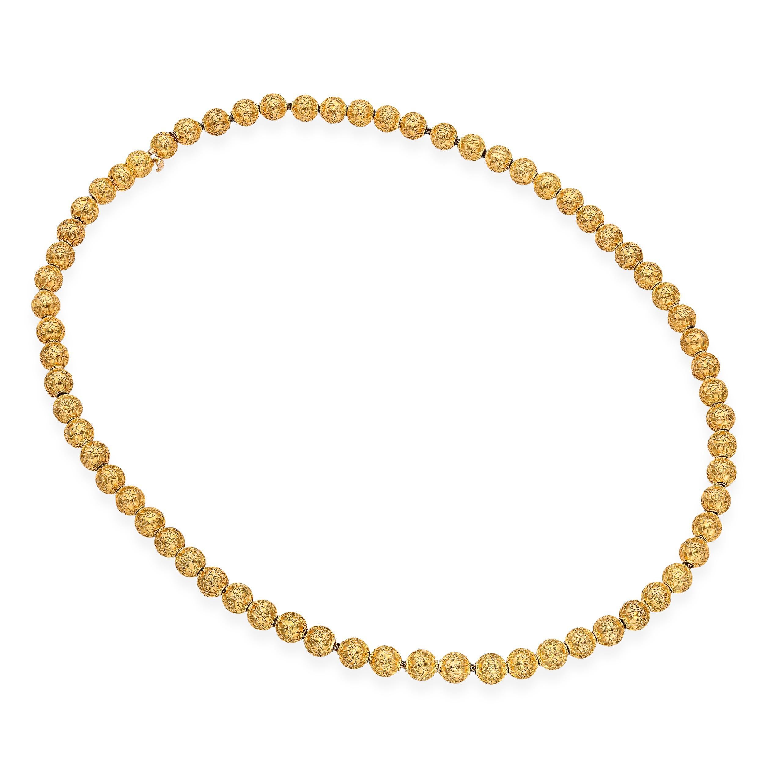 Cet élégant collier vintage est réalisé en or jaune 14 carats et composé d'un rang continu de perles, chacune présentant des détails texturés qui ajoutent de la profondeur et de la dimension. La surface ornée capte magnifiquement la lumière, donnant