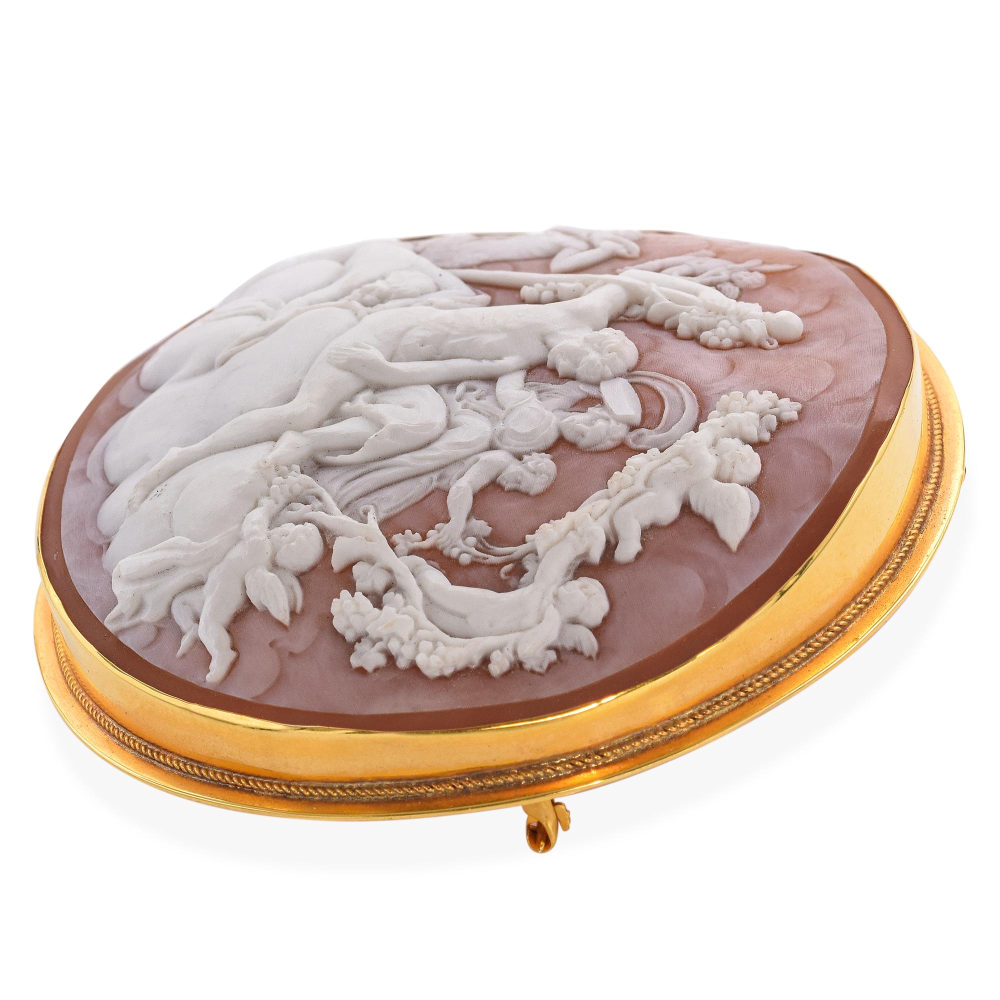 Vittoriano Spilla antica in oro giallo 14k con cammeo Il trionfo di Bacco e Arianna in vendita