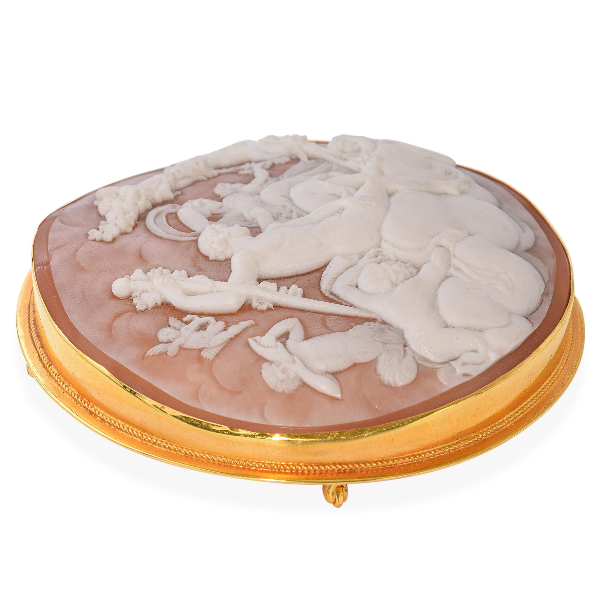 Donna Spilla antica in oro giallo 14k con cammeo Il trionfo di Bacco e Arianna in vendita