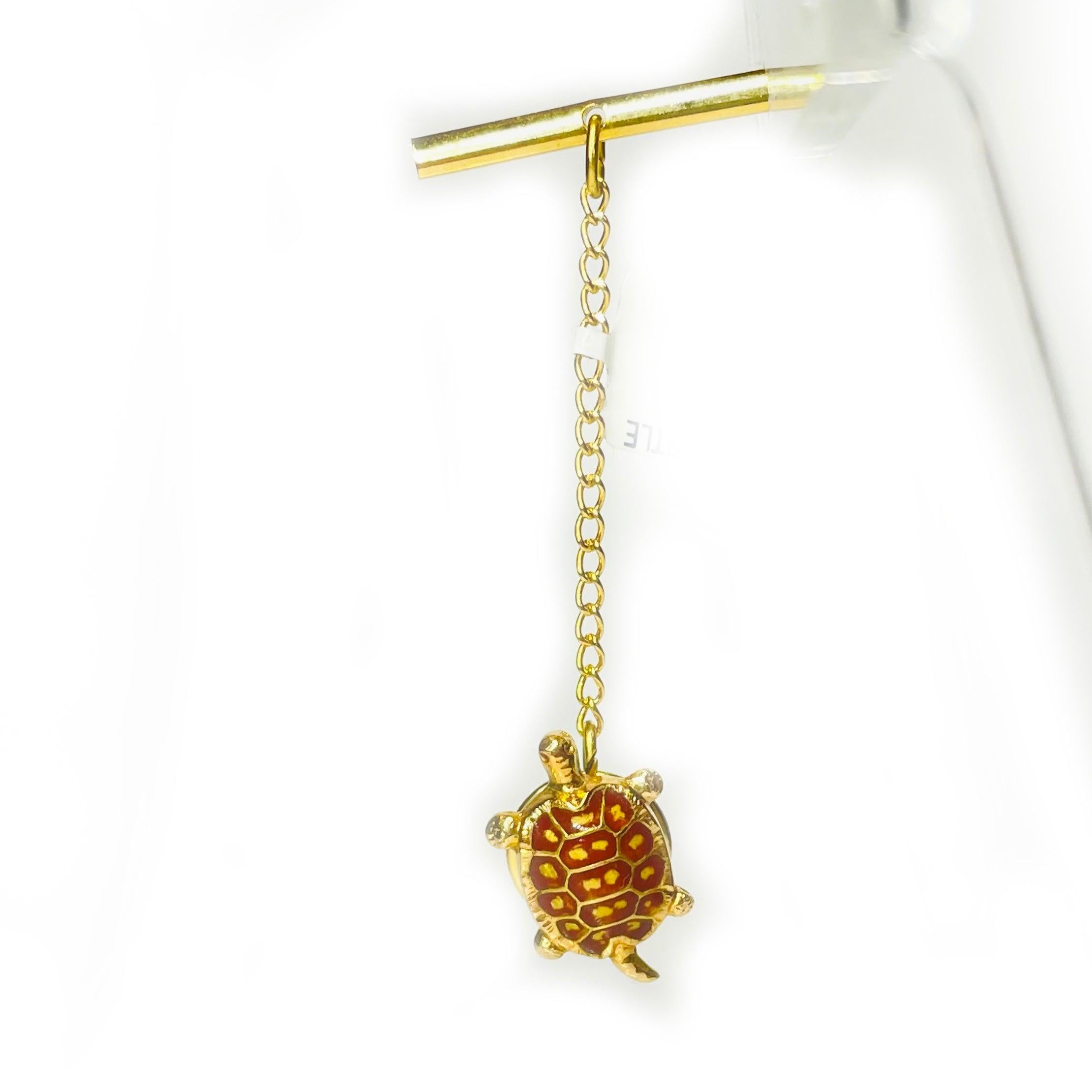 Fügen Sie einen Hauch von skurrilen Charme zu Ihrem Outfit mit unseren antiken 14K massivem Gelbgold Schildkröte Manschettenknöpfe, mit einem Gewicht von 3,27 Gramm Manschettenknopf mit roter Emaille

Gut gemacht & Design

Bitte beachten Sie, wenn