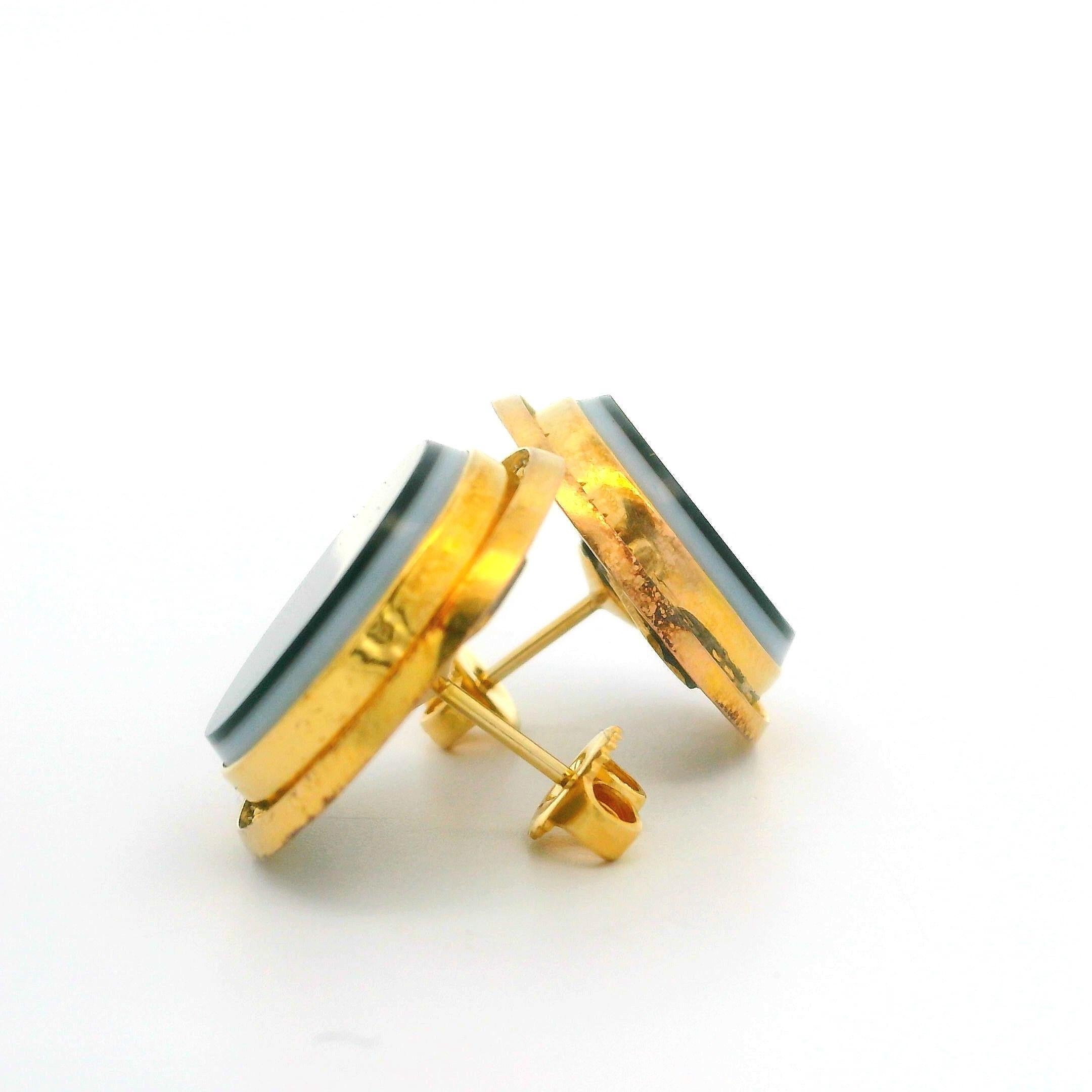 Taille ronde Boucles d'oreilles anciennes boutons rondes en or jaune 14 carats avec agate non sculptée en vente