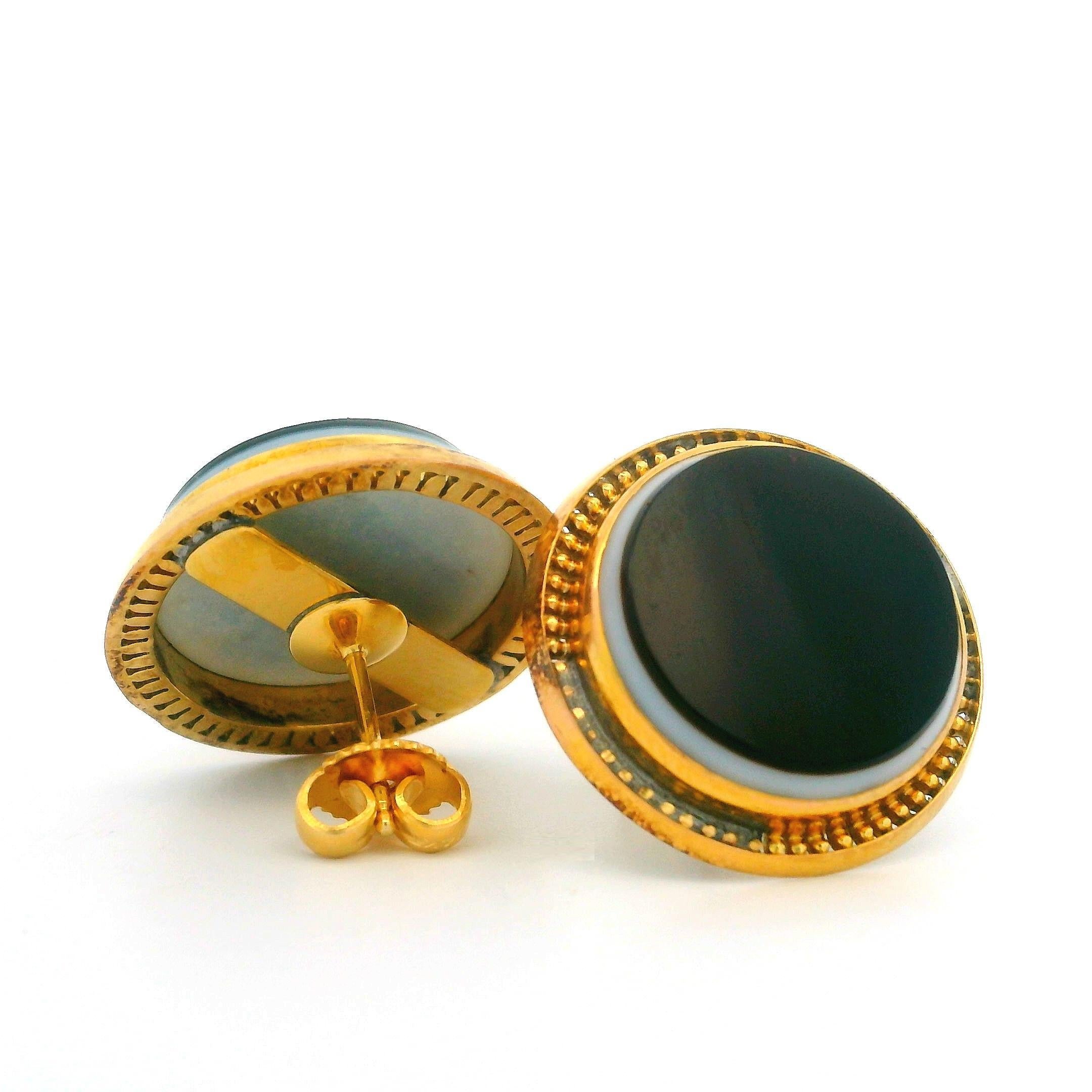 Boucles d'oreilles anciennes boutons rondes en or jaune 14 carats avec agate non sculptée en vente 2