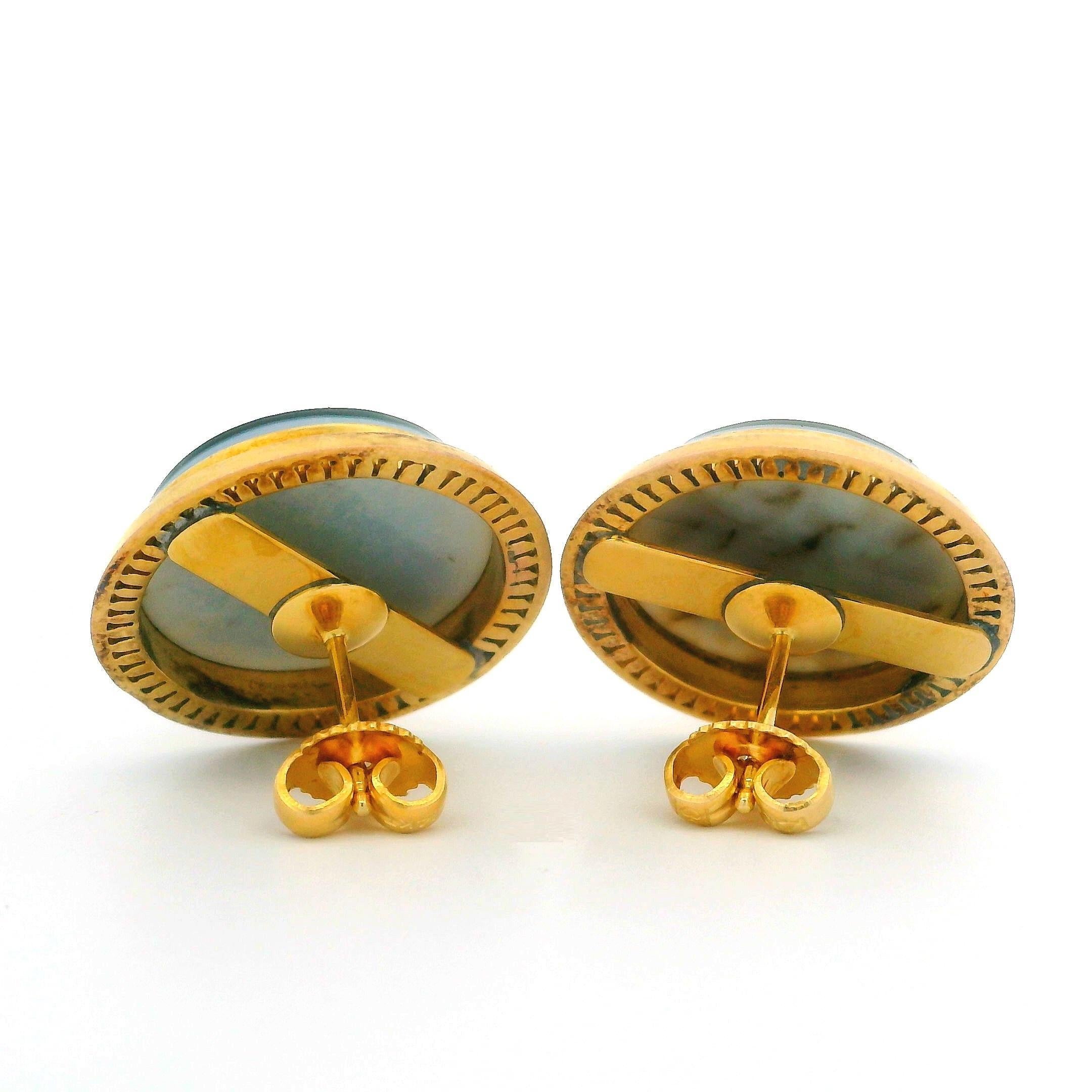 Boucles d'oreilles anciennes boutons rondes en or jaune 14 carats avec agate non sculptée en vente 3