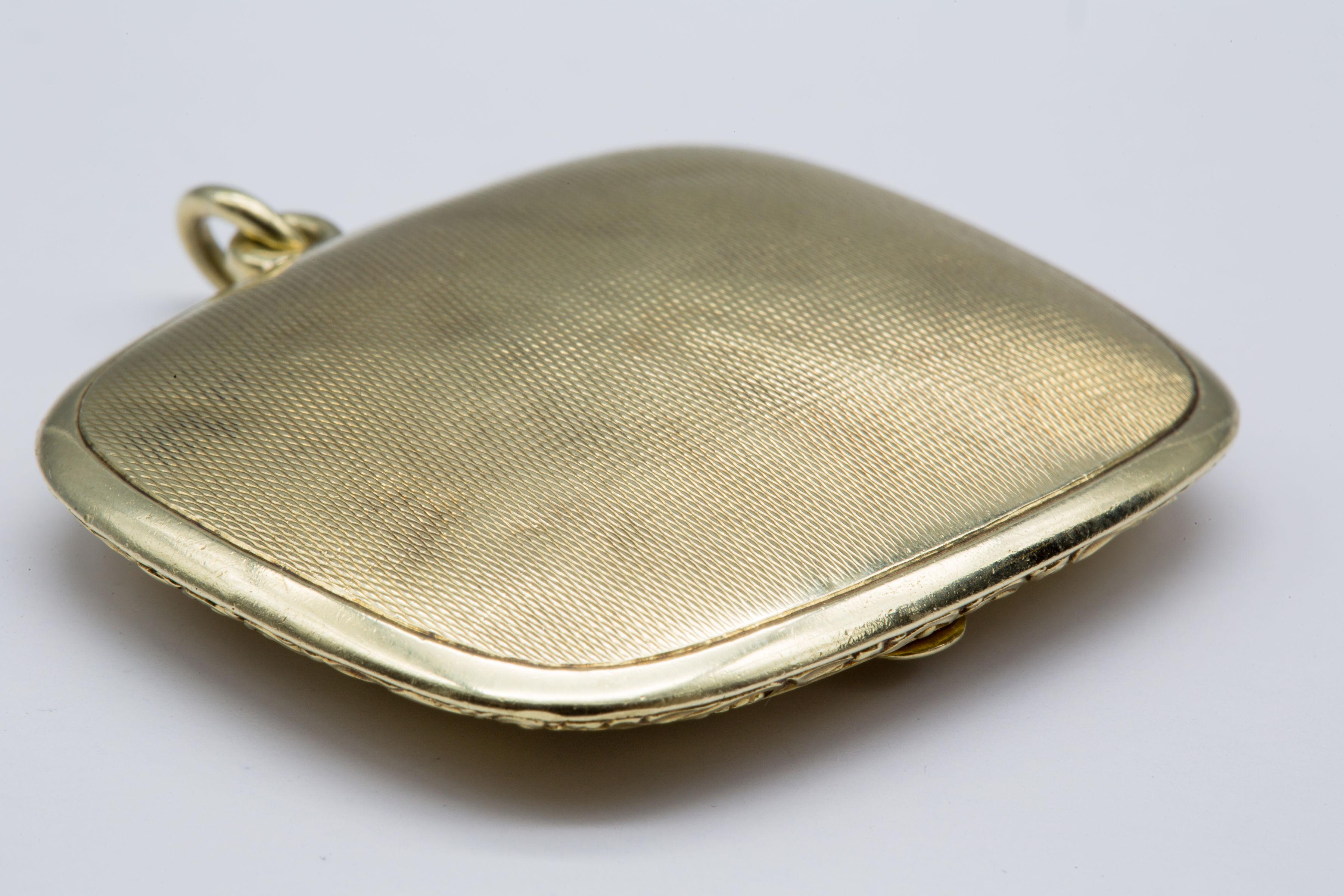 Scatola/pendente antico in oro giallo 14k, unico Chatelaine in vendita 7
