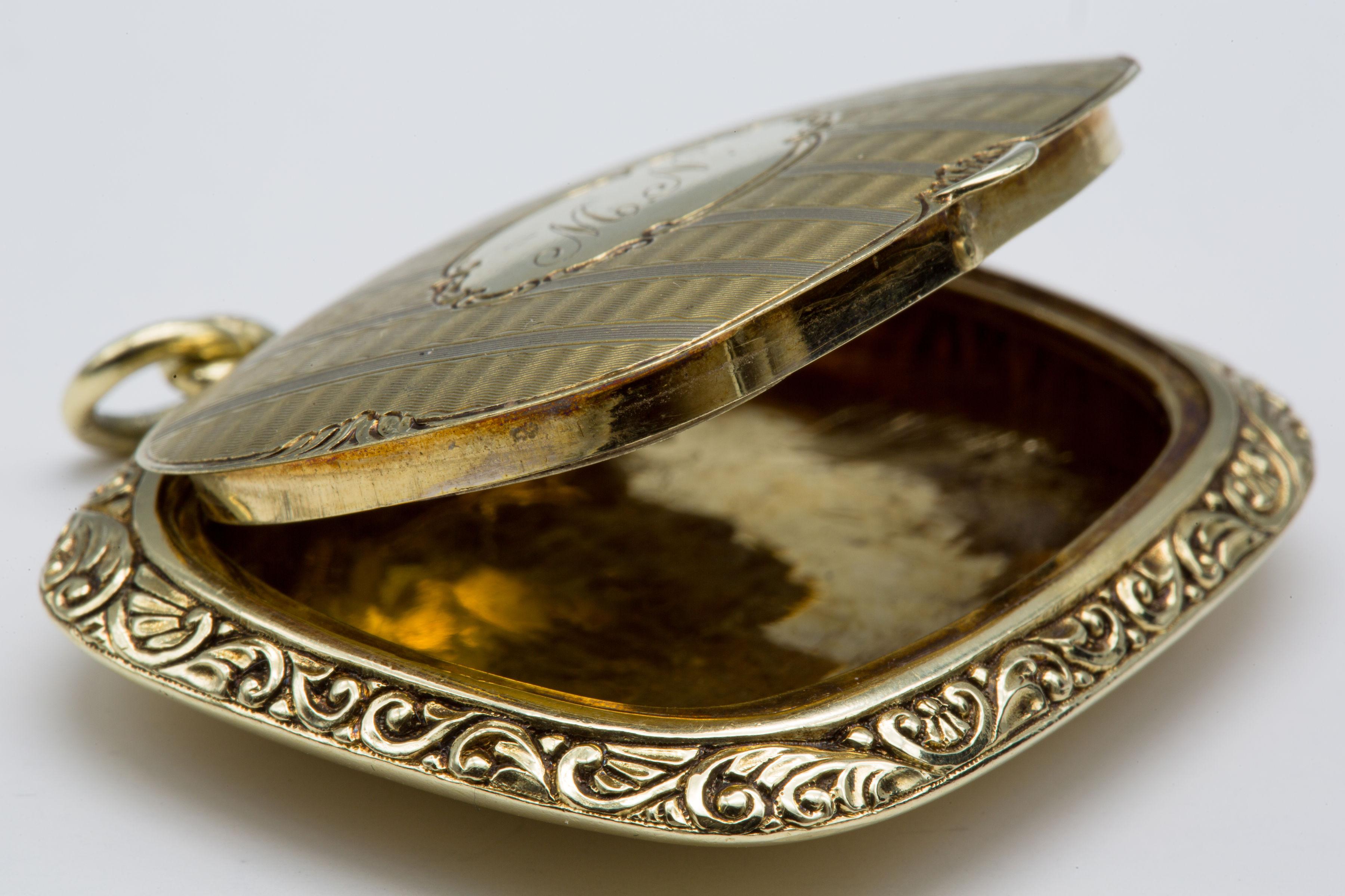 Scatola/pendente antico in oro giallo 14k, unico Chatelaine in vendita 2